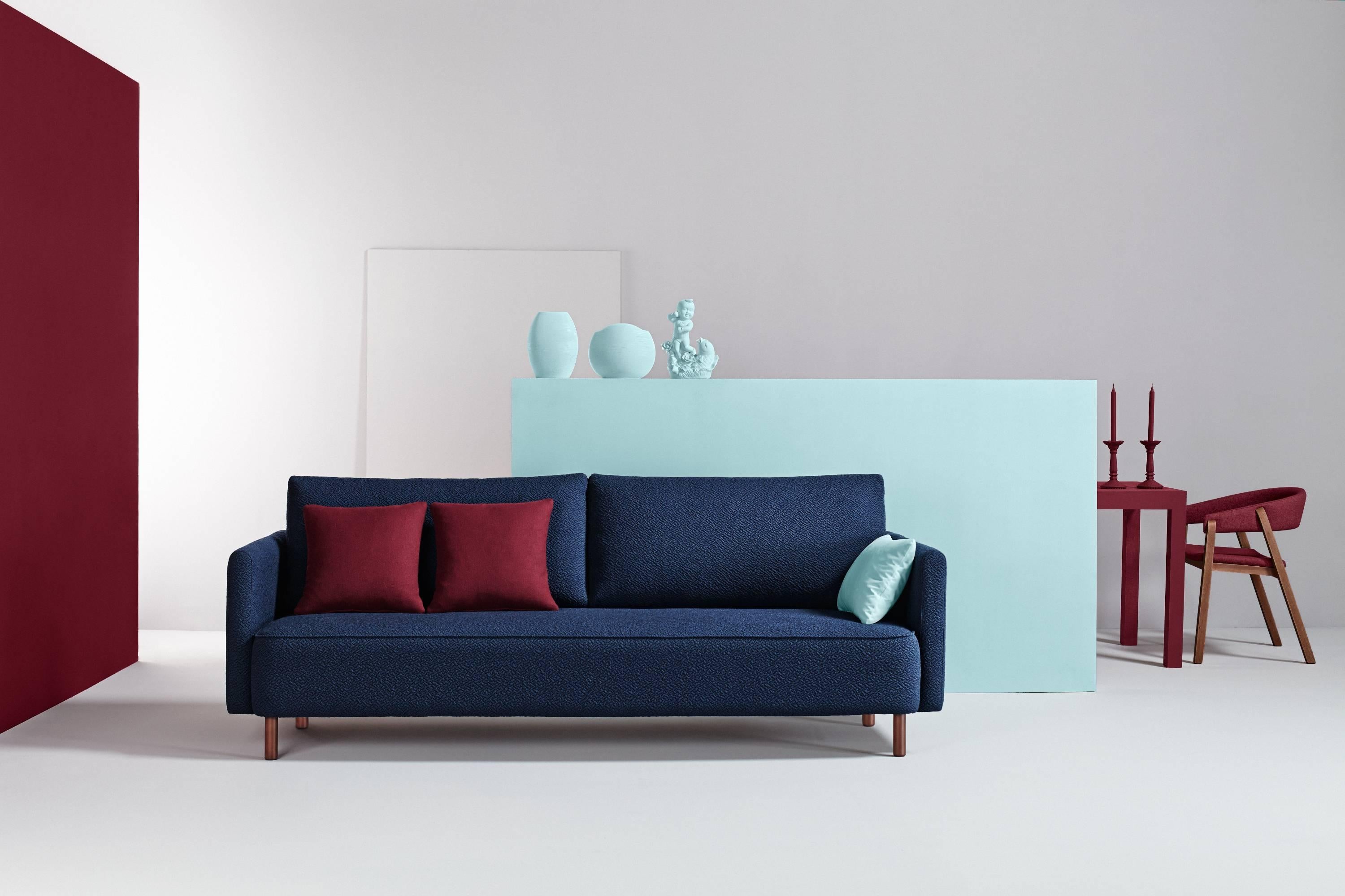 Zero Sofa von Pepe Albargues
Abmessungen: 88 x 180 x 95 cm
MATERIALIEN: Kiefer Holzstruktur mit Sperrholz und tablex verstärkt. Sitz mit Bultex gepolstert und Sofa mit Polyester bezogen. Die Kissen der Rückenlehne sind mit 50% Gänsefedern und 50%