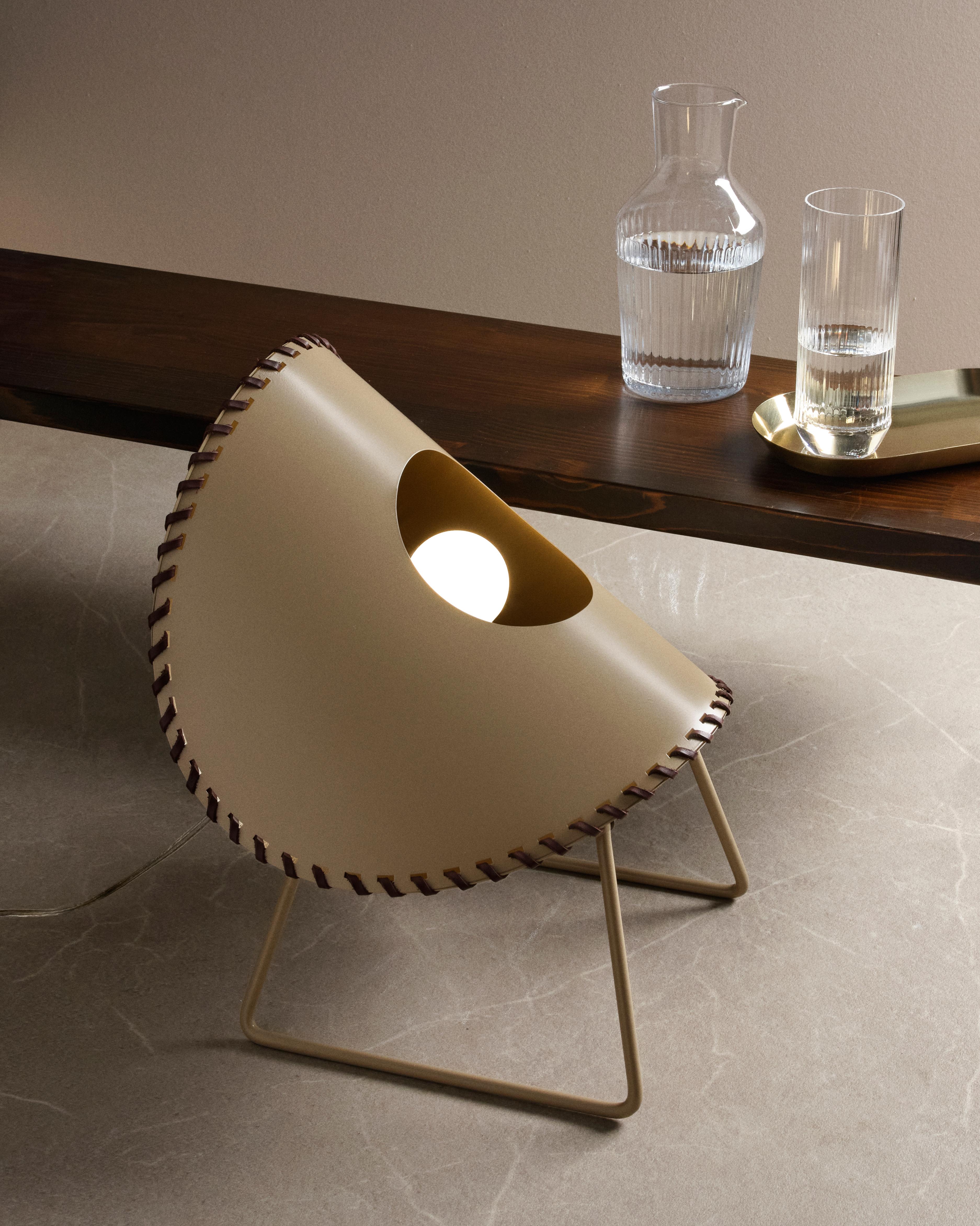 Zero Stehlampe aus pflanzlichem Leder, Stahl und Polyacetal von UNIQKA
Entworfen von Jacob de Baan
Abmessungen: T 33 x B 33 x H 16 cm. 
MATERIALIEN: Pflanzlich gegerbtes Leder, Papier und Stahl.

Erhältlich in verschiedenen Farben. Alle unsere