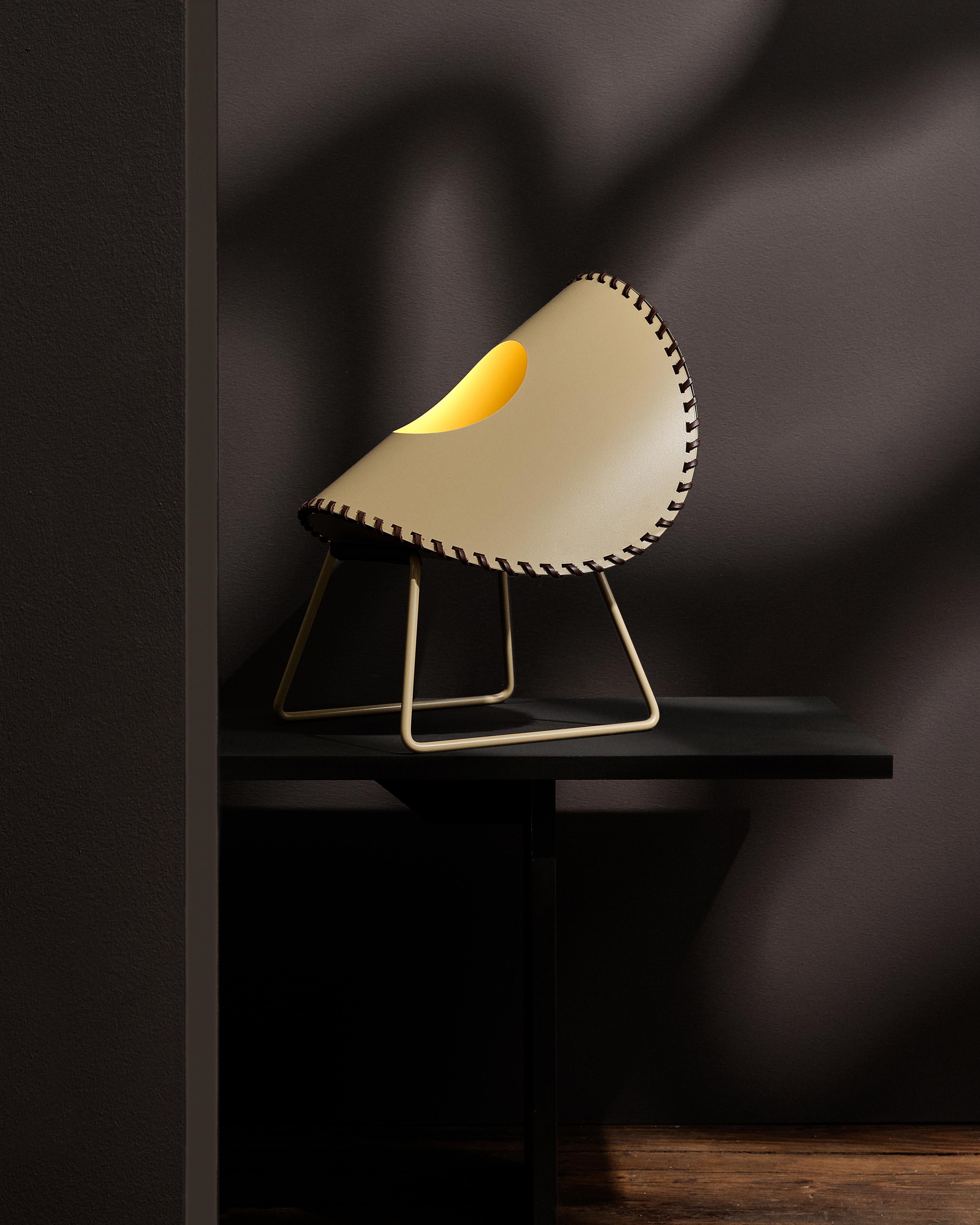 Zero Stehlampe aus pflanzlichem Leder, Stahl und Polyacetal von UNIQKA (Postmoderne) im Angebot