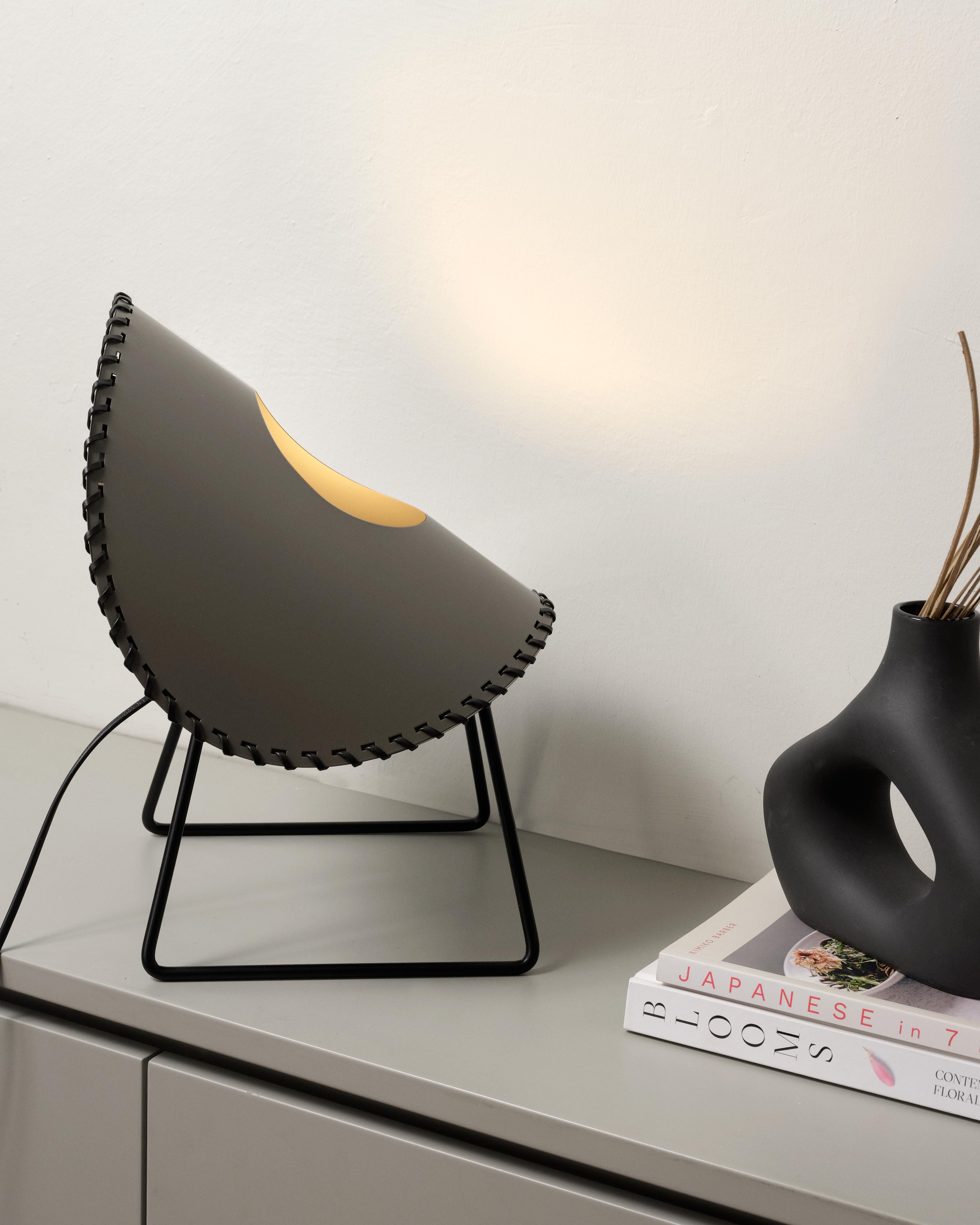 Zero Stehlampe aus pflanzlichem Leder, Stahl und Polyacetal von UNIQKA (Türkisch) im Angebot