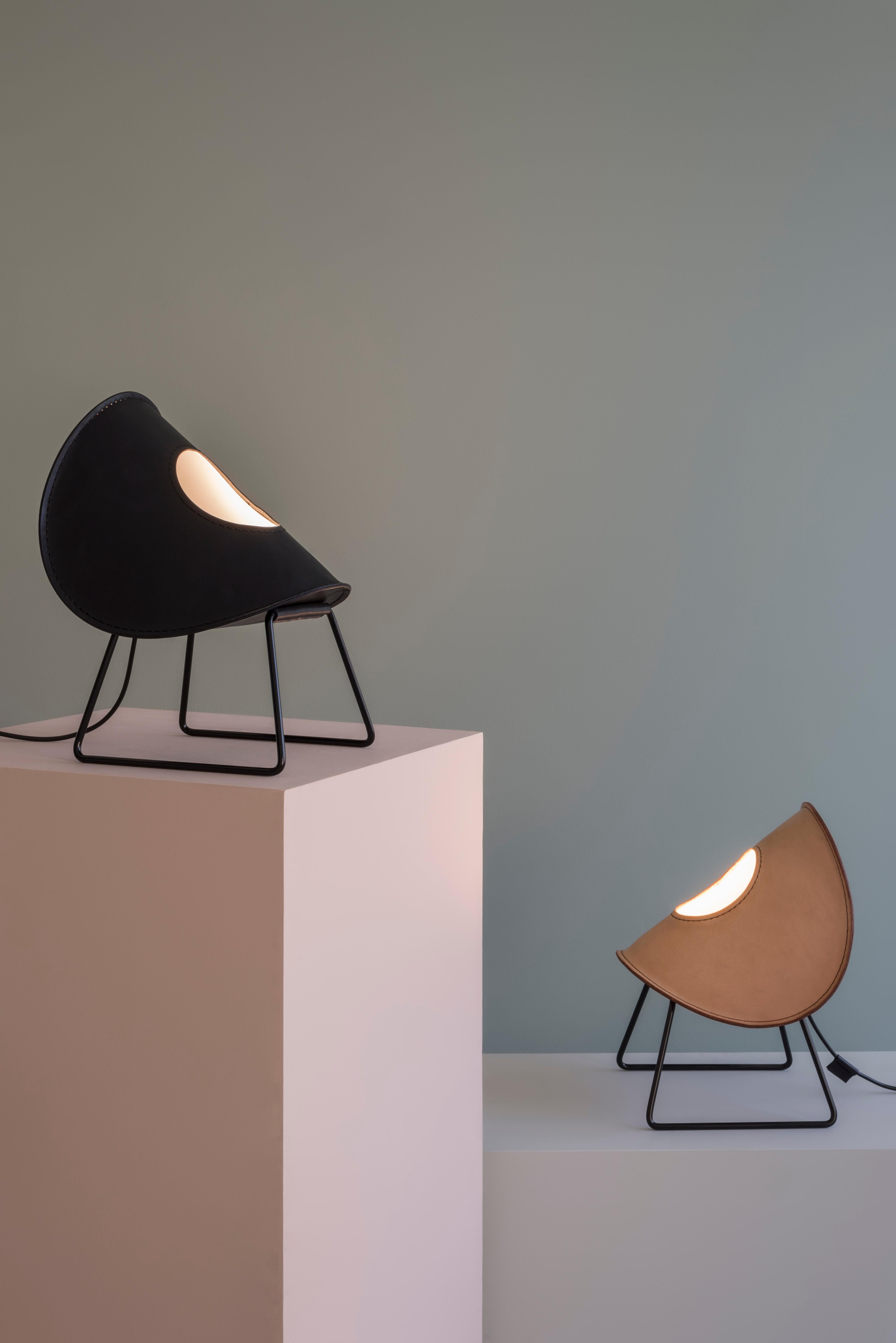 Zero Stehlampe aus pflanzlichem Leder, Stahl und Polyacetal von UNIQKA (21. Jahrhundert und zeitgenössisch) im Angebot