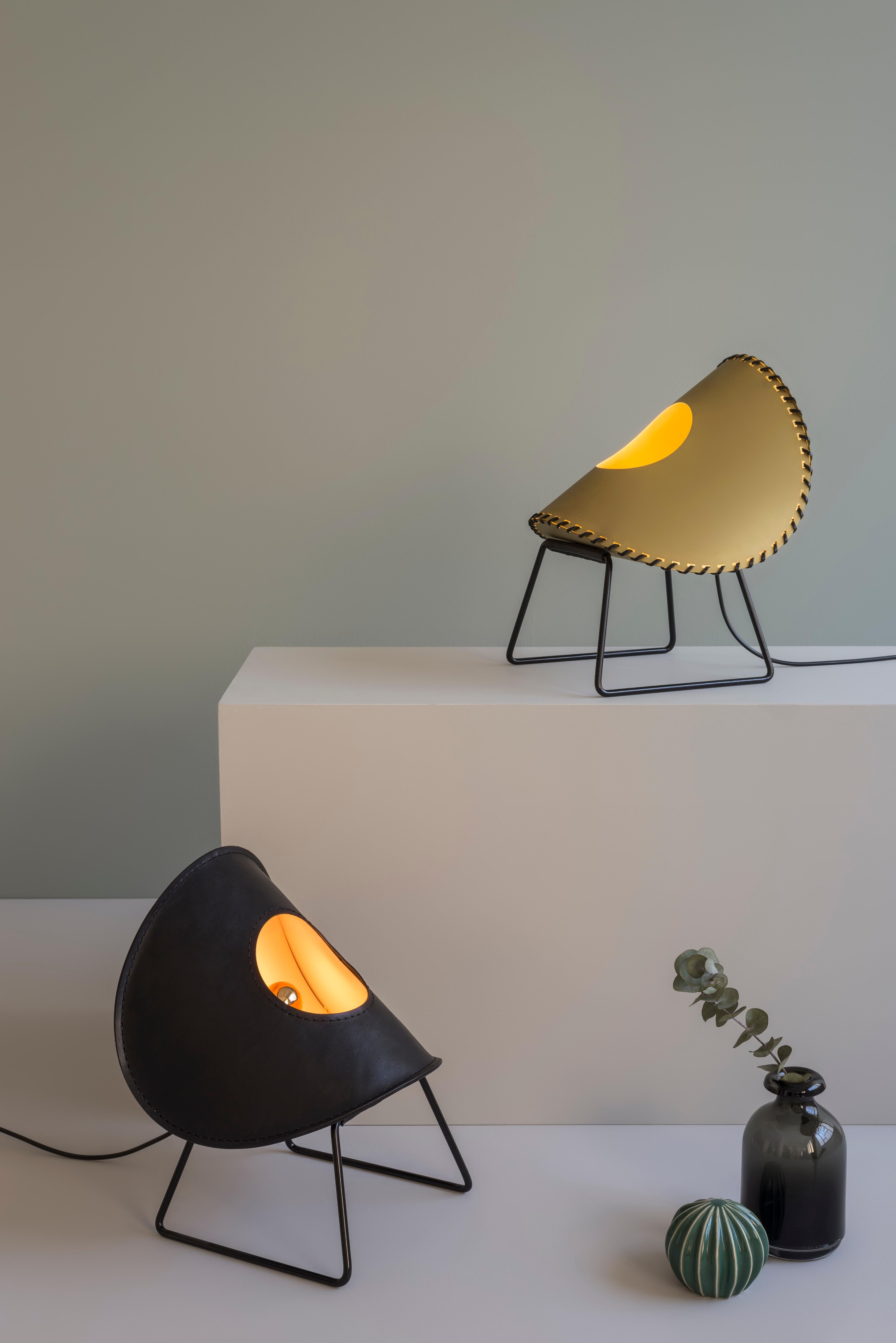 Zero Stehlampe aus pflanzlichem Leder, Stahl und Polyacetal von UNIQKA (Sonstiges) im Angebot