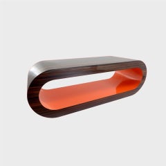 Mesa consola contemporánea Zespoke de madera curvada y resina naranja