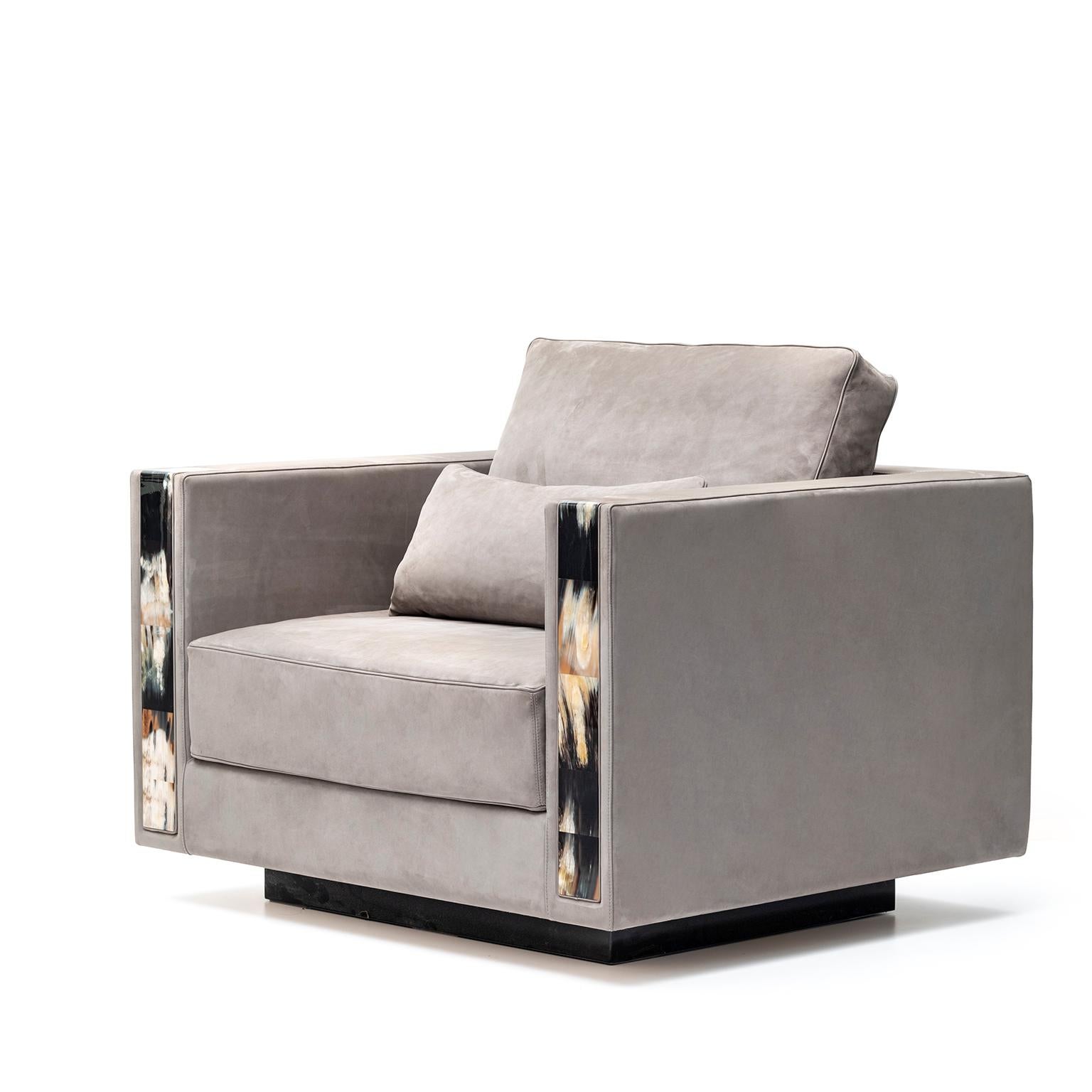 Der exquisite und imposante Sessel Zeus zeichnet sich durch seinen modernen, klassischen Stil, seine großzügigen Proportionen und seinen hohen Komfort aus. Das Design steht auf einem Holzsockel mit hochglanzpolierter schwarzer Oberfläche und wird in