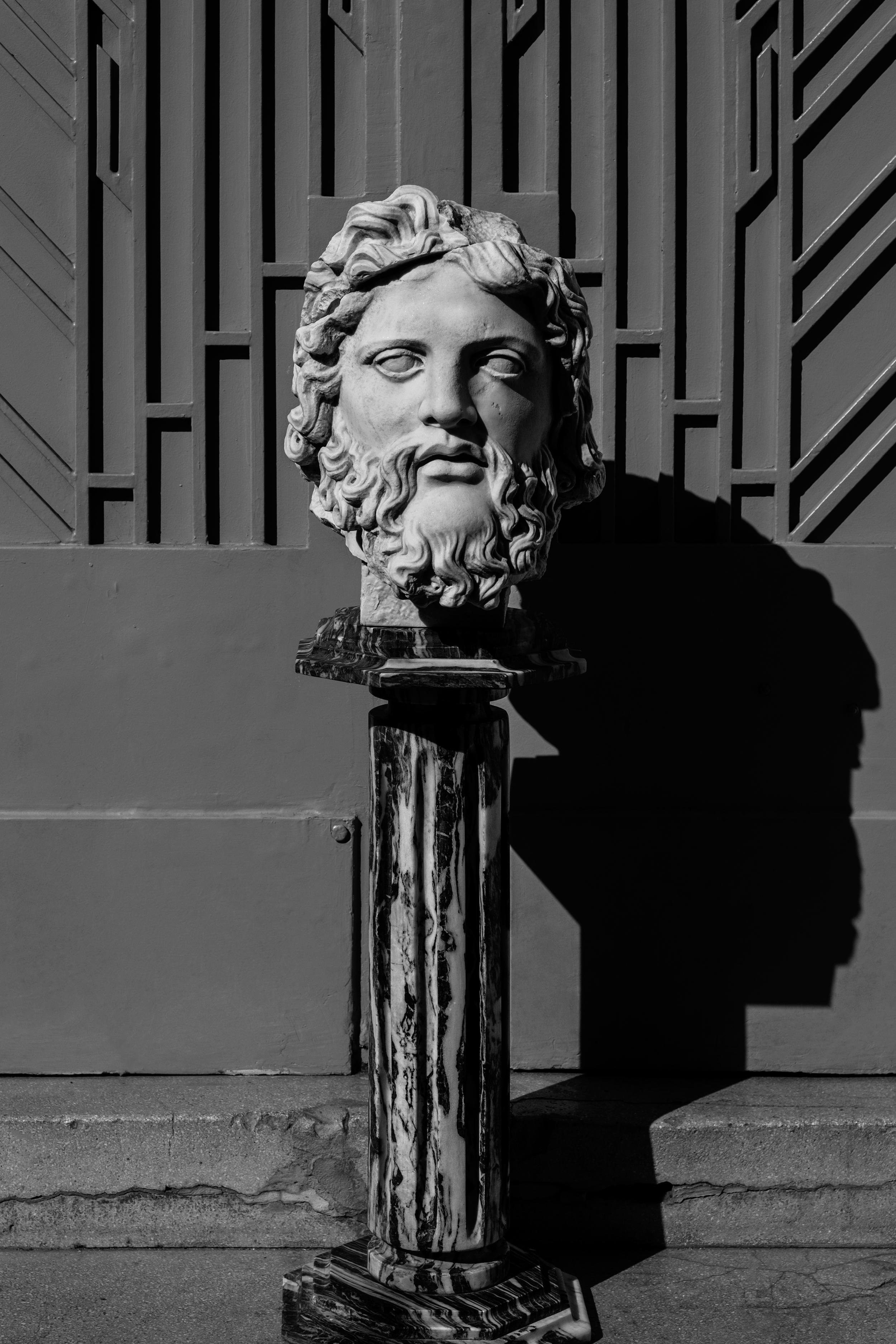 Busto di Zeus realizzato con polvere di marmo compressa Statua in vendita 2