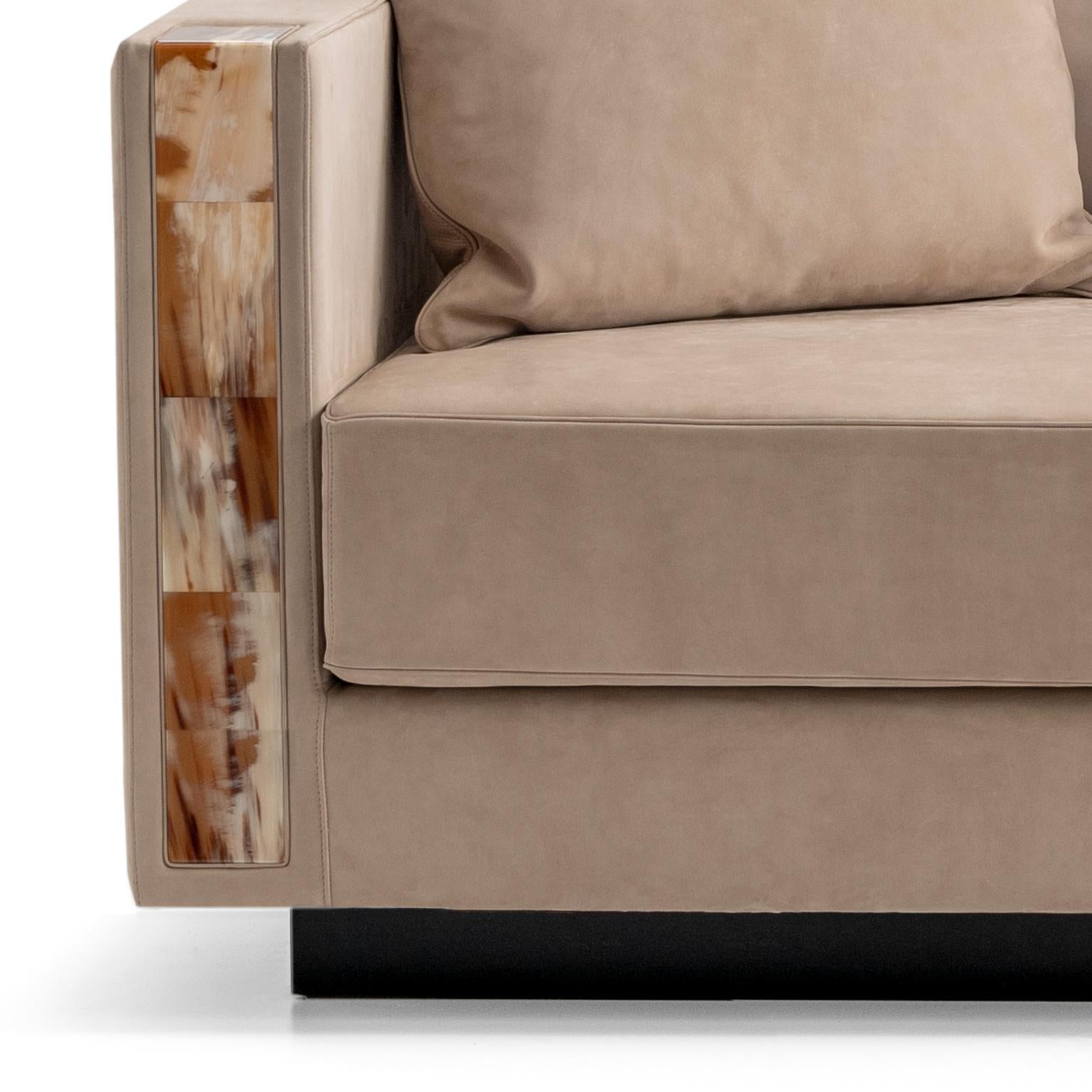 Die Chaiselongue Zeus verbindet optimalen Sitzkomfort mit hohem Stil und eignet sich perfekt für Schlafzimmer, Flure und Lounges. Das Design wird in einem weichen Carmen-Nabuk-Leder (Kat. Luxe) in der Farbe Sabbia angeboten, eine Nuance, die an