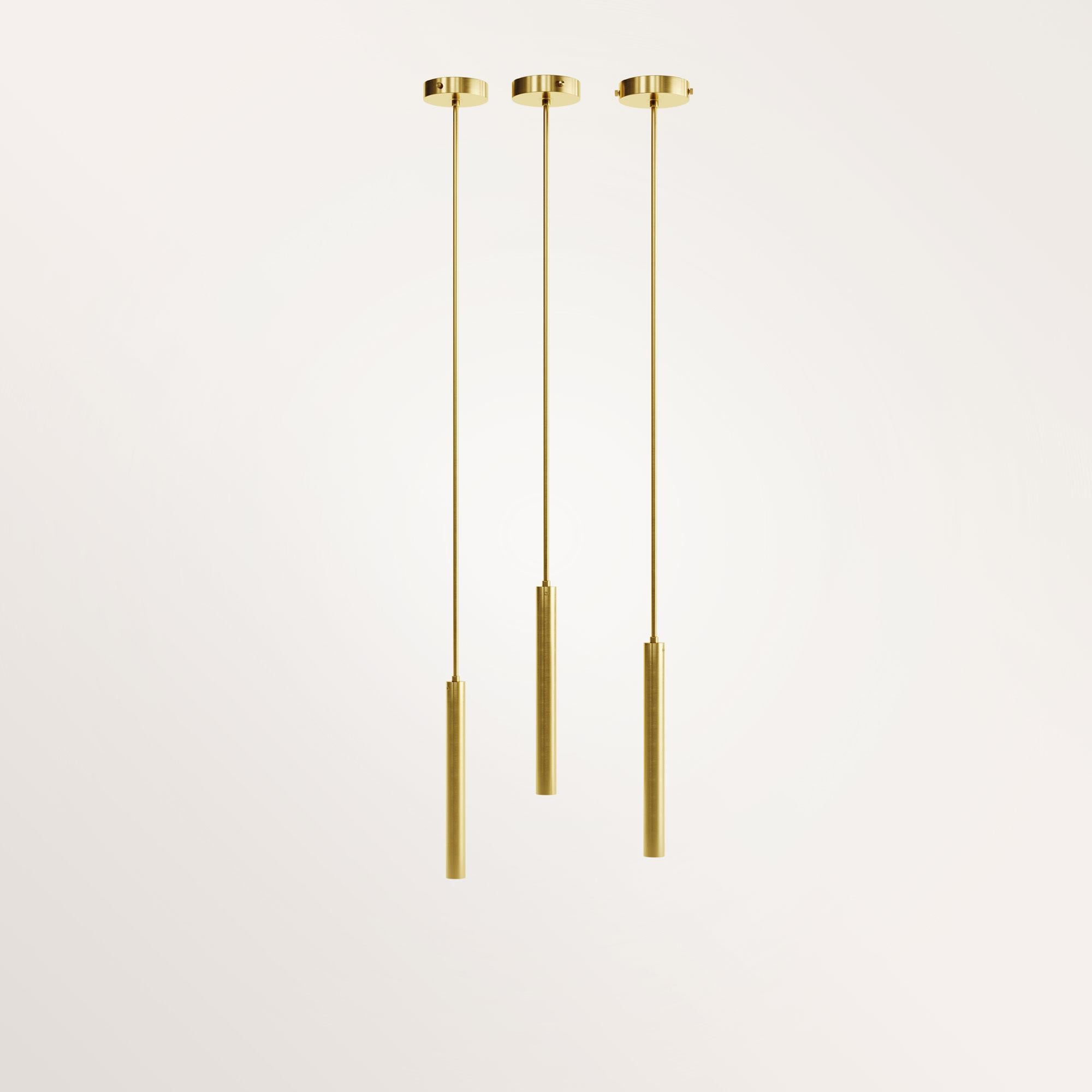 Lampadario Zeus di Gobo Light
Dimensioni: D. 3 x L. 3 x H. 100 cm
Materiali: Ottone, opalino.
Peso: 0,35 Kg. 


Autodidatta e proveniente dal mondo della chimica, questo artigiano/designer belga progetta i suoi pezzi con la stessa accuratezza di un