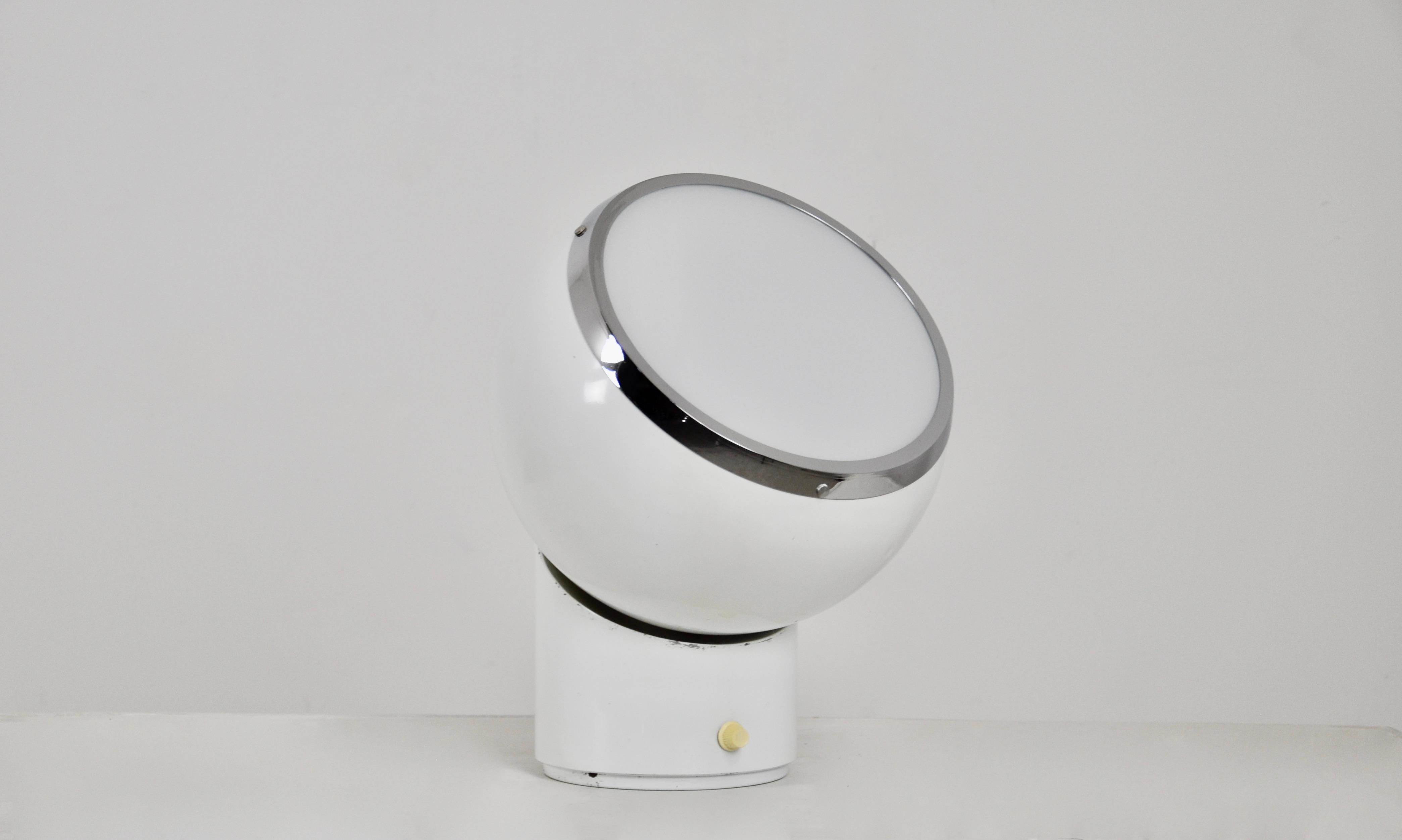 White table lamp in metal and frosted glass. Chrome-plated metal frame. Globe can be rotated 360°. Dimmer switch. Wear due to time and age (see pictures).