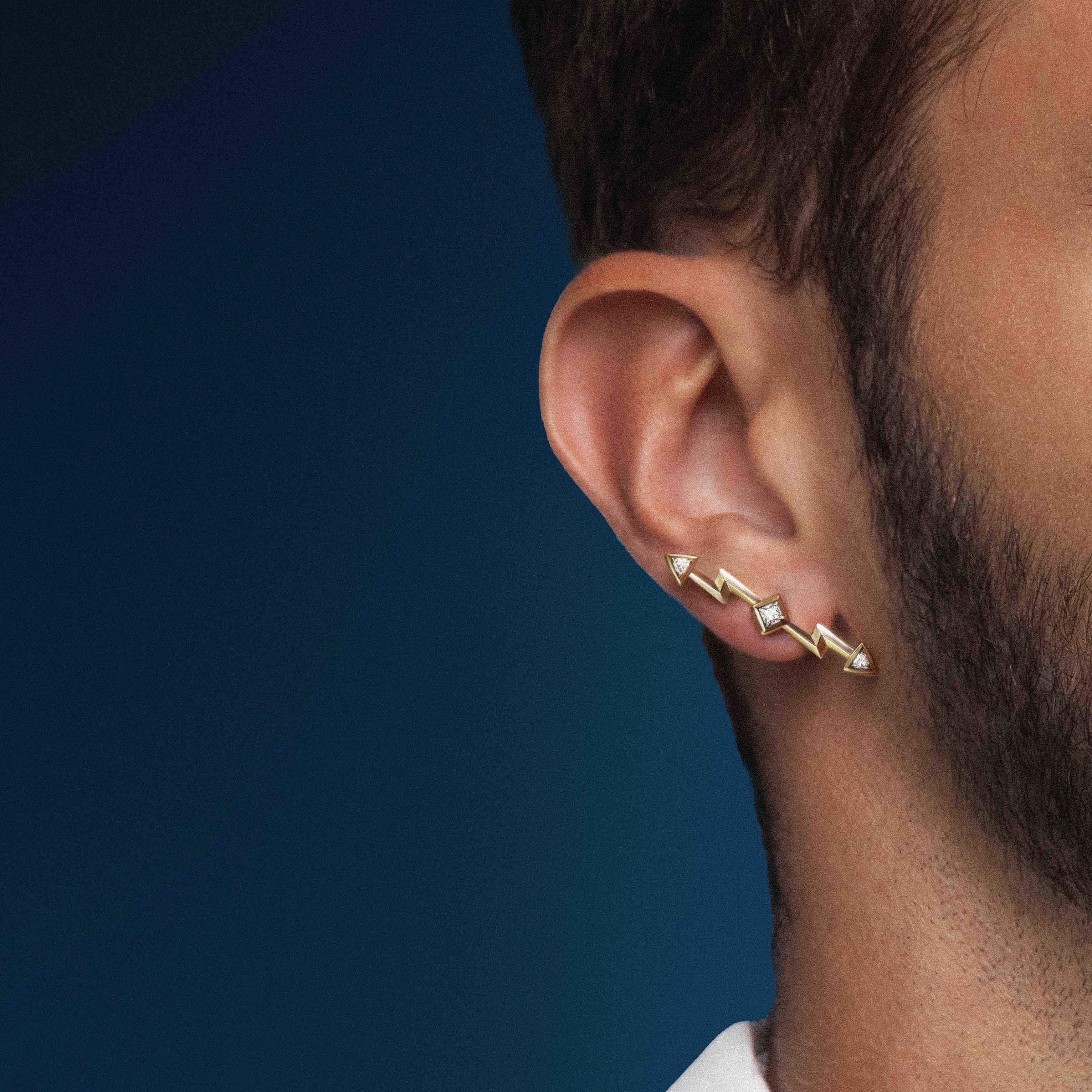 da uomo o donna Zeus’ Thunderbolt Earring, 18-carat yellow gold and diamonds in vendita