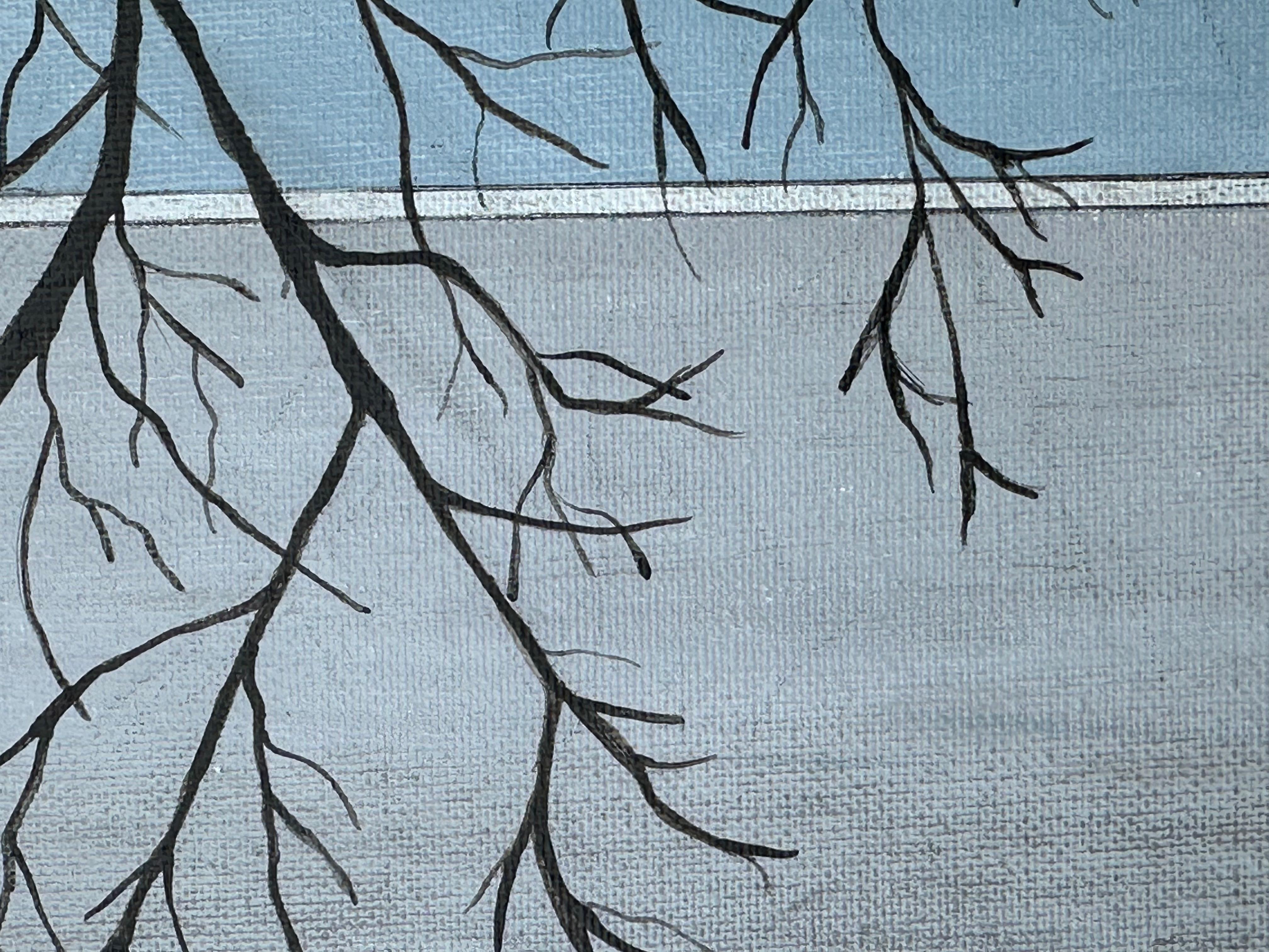 <p>Kommentare des Künstlers<br>Ein einsamer, kahler Baum steht in einem Außenbereich, der von einem graublauen Gebäude begrenzt wird. Die Silhouette der verschlungenen Äste trägt die dunkelsten Farbtöne des Gemäldes und schafft durch den Kontrast