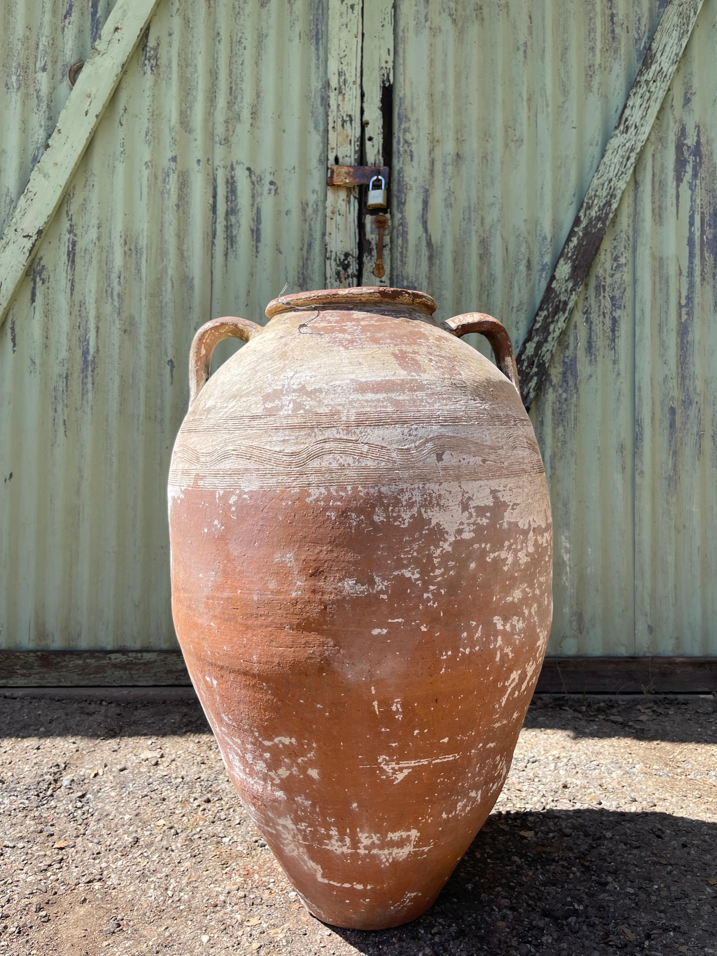 Questa grande pentola turca veniva utilizzata per conservare l'olio d'oliva da generazioni di famiglie del Levante. Il corpo a forma di botte e la piccola apertura sul collo riducono al minimo l'esposizione all'aria, alla luce e al calore,