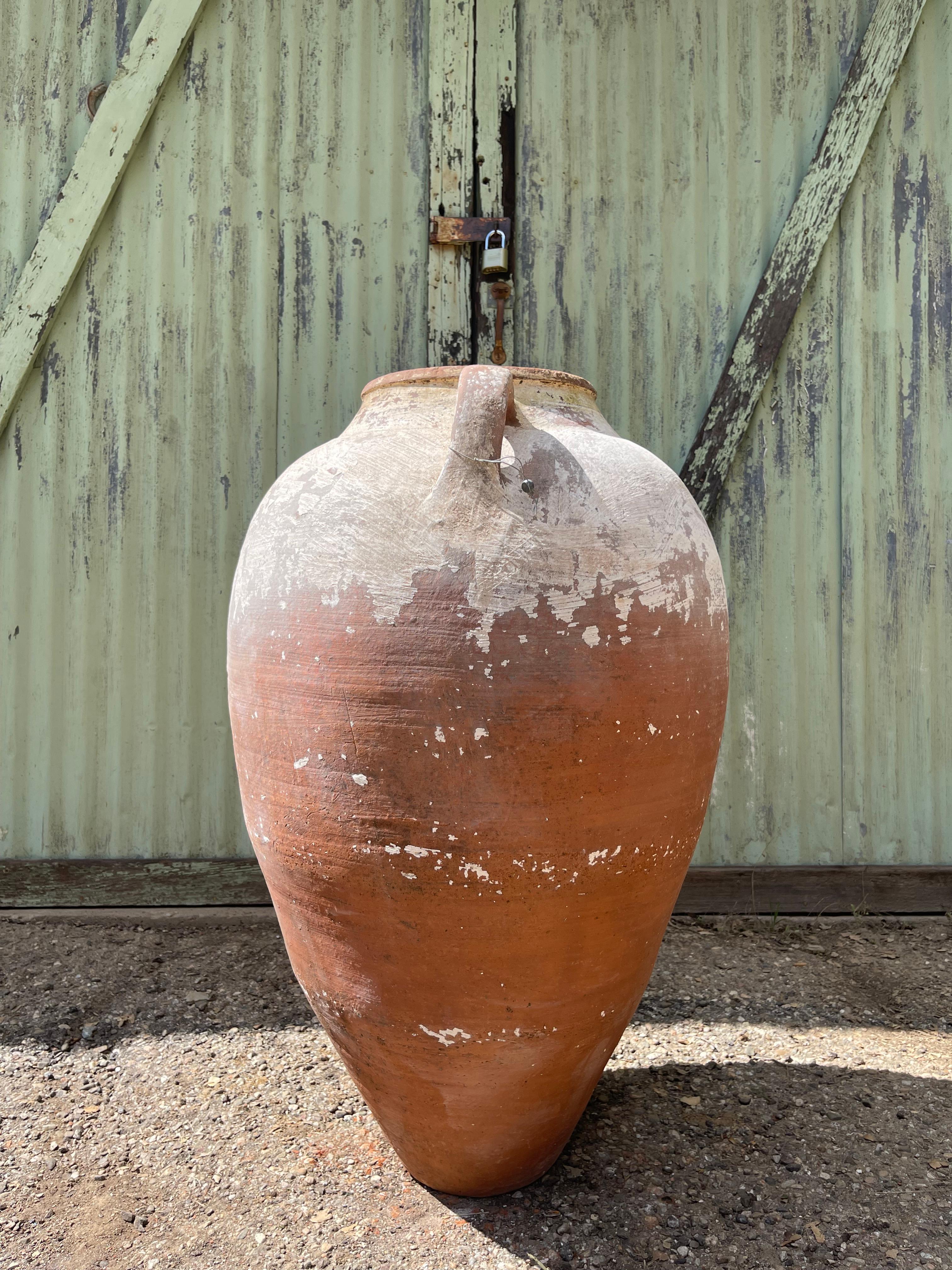 Questa grande pentola turca veniva utilizzata per conservare l'olio d'oliva da generazioni di famiglie del Levante. Il corpo a forma di botte e la piccola apertura sul collo riducono al minimo l'esposizione all'aria, alla luce e al calore,
