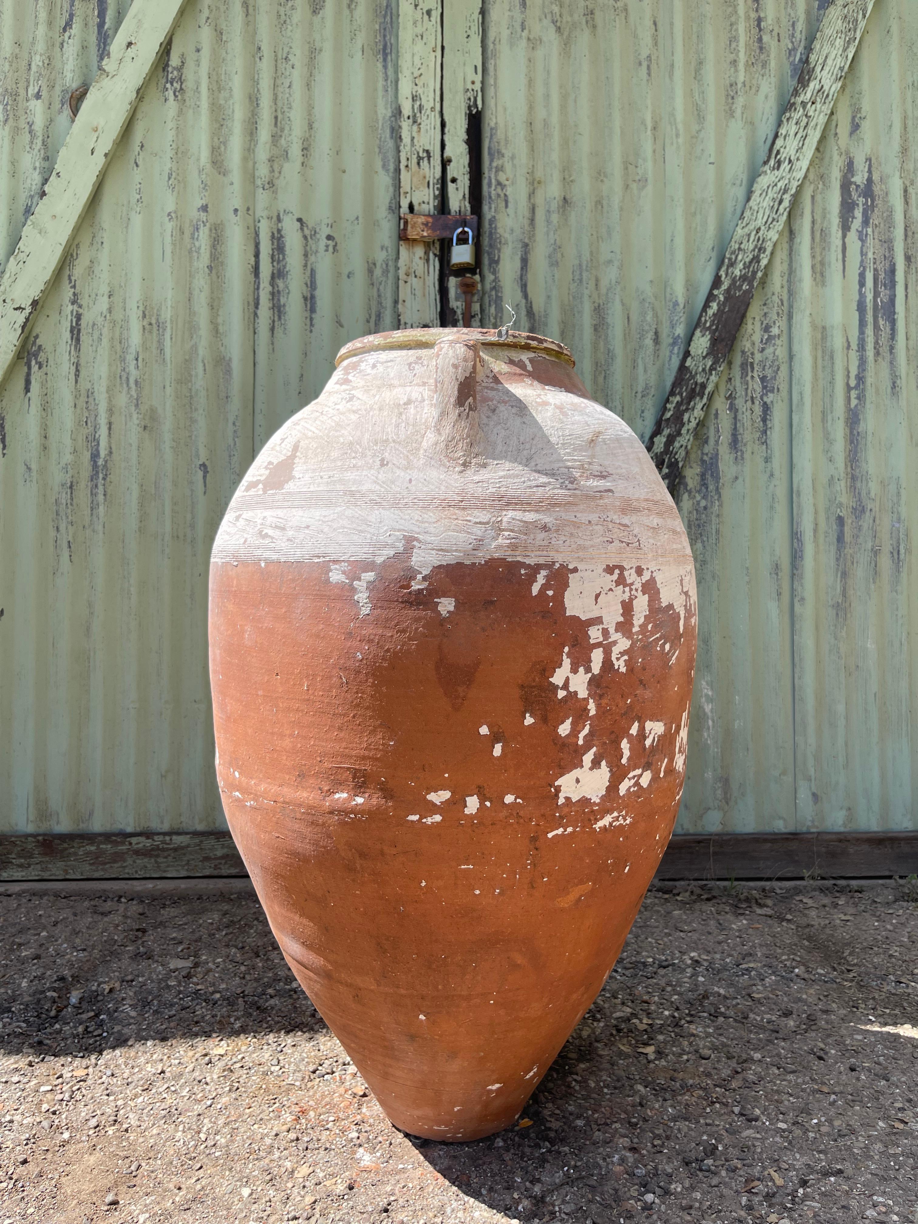 Questa grande pentola turca veniva utilizzata per conservare l'olio d'oliva da generazioni di famiglie del Levante. Il corpo a forma di botte e la piccola apertura sul collo riducono al minimo l'esposizione all'aria, alla luce e al calore,