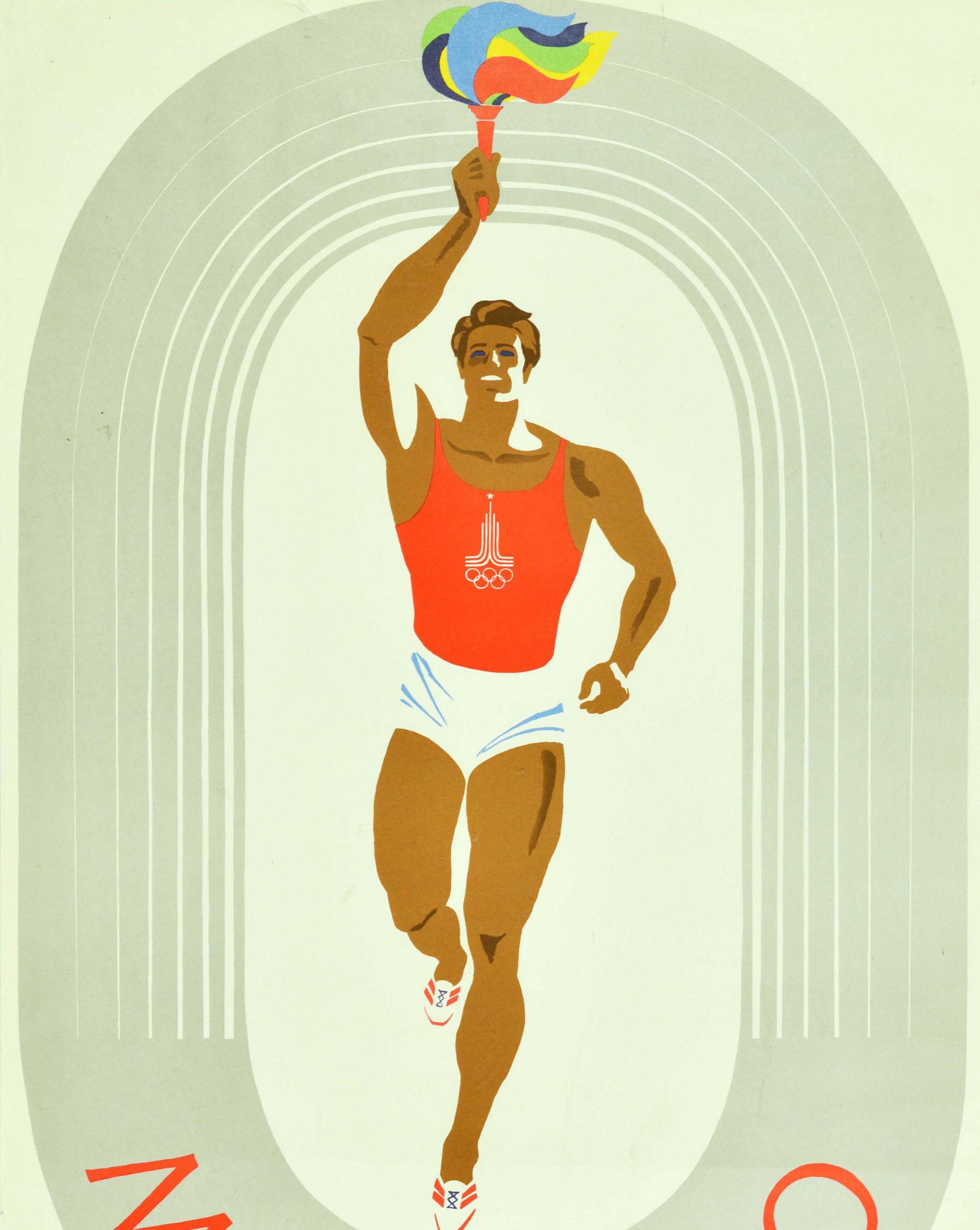 Original-Sportplakat für die Olympischen Spiele 1980 in Moskau Russland mit einem Athleten in einem roten Sportoberteil mit dem Logo der Moskauer Olympiade, der auf den Betrachter zuläuft, während er die olympische Fackel mit der Flamme in den