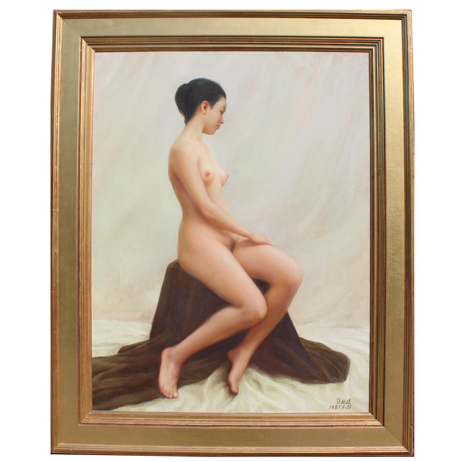 Zhai Xinjian (China, n. 1950) "La modelo desnuda" Óleo sobre lienzo que representa a una modelo desnuda posando sentada en un taburete drapeado, dentro de un marco de madera dorada. Firmado en chino y fechado 1987-9-20 (abajo a la derecha).

Listado