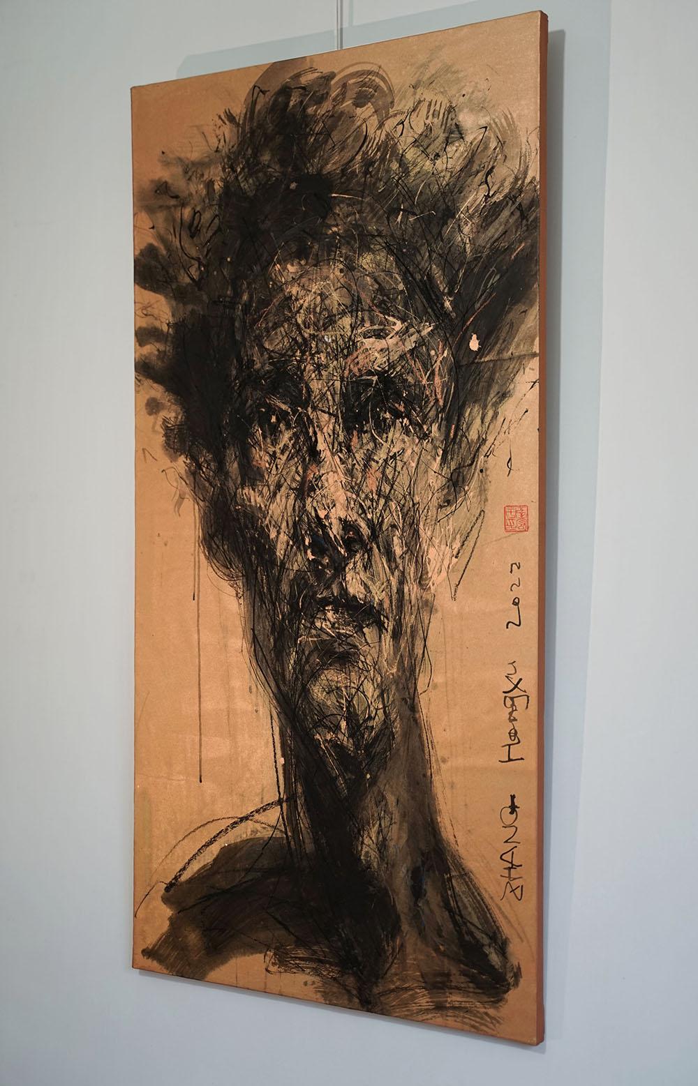 Nr. 206 von Hongyu Zhang - Zeitgenössische Porträtmalerei, Mischtechnik, orange im Angebot 1