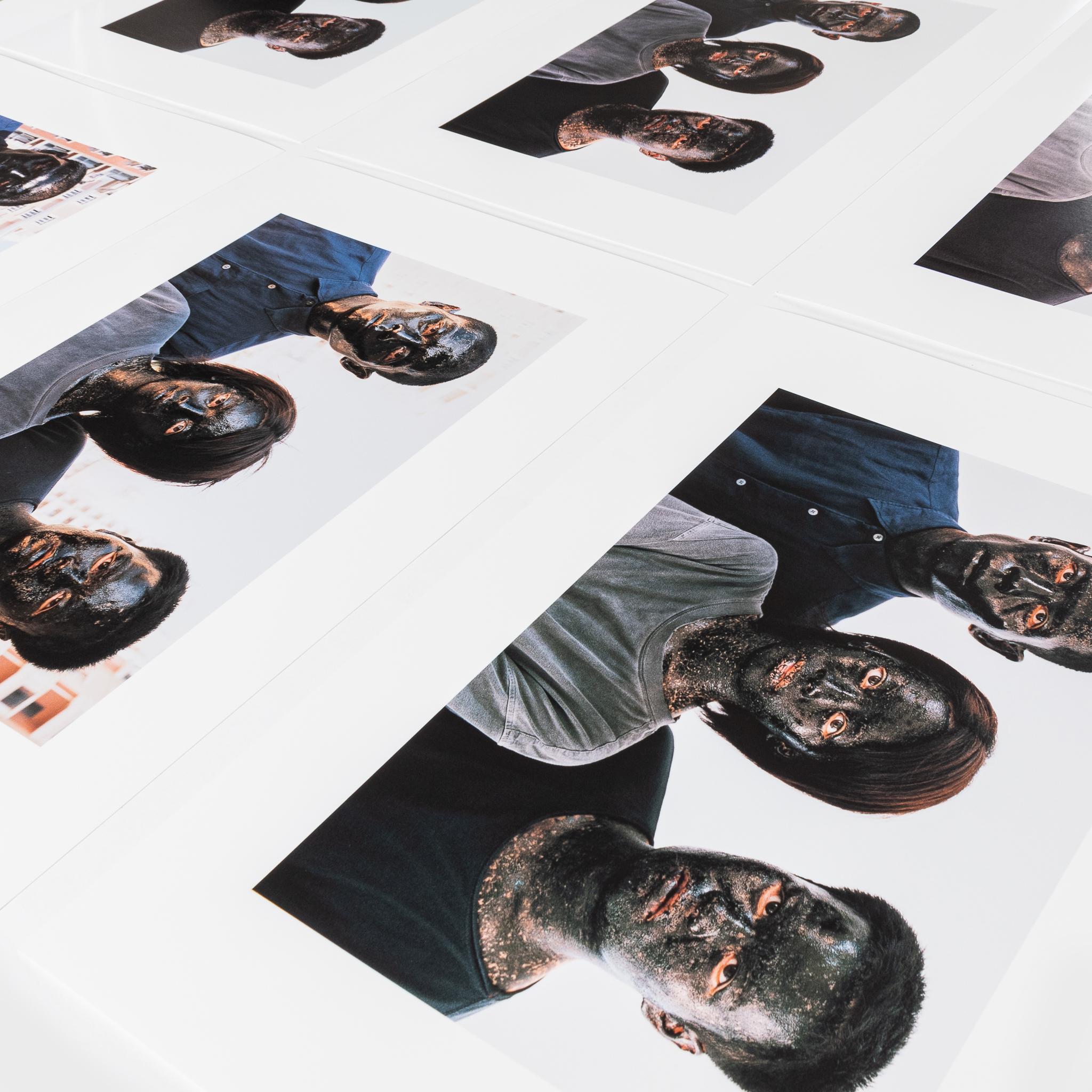Árbol genealógico de Shanghai - Portrait Photograph Gris de Zhang Huan
