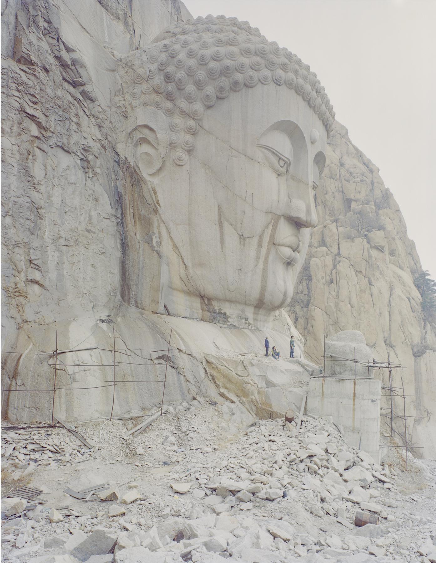 Buddhakopf im Berg, 2015 - Zhang Kechun (Landschaftsfotografie in Farbe)
Signiert und nummeriert auf der Rückseite
Archivierungs-Pigmentdruck

Erhältlich in mehreren Größen: 
35 1/2 x 43 Zoll, Auflage: 7 + 1 AP
42 1/2 x 52 3/4 Zoll, Auflage: 5 + 1