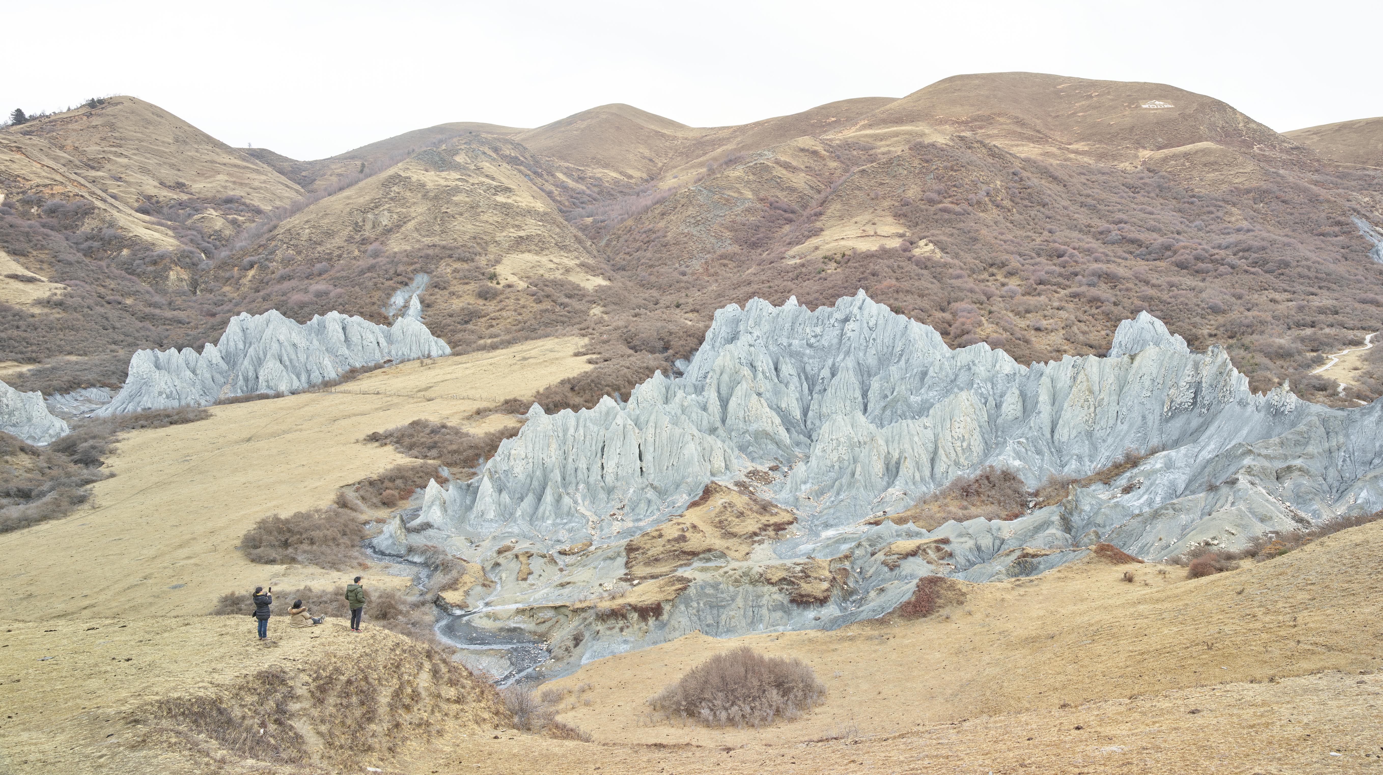 Dai Mountain - Zhang Kechun (Landschaftsfotografie in Farbe)
Signiert und nummeriert auf dem Etikett des Künstlers auf der Rückseite
Archivierungs-Pigmentdruck

Erhältlich in zwei Größen:
31 1/2 x 19 3/4 Zoll, aus einer Auflage von 9 + 2 APs
102 x