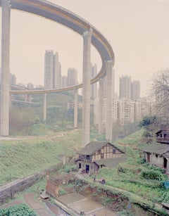 Old House Under the Bridge - Zhang Kechun (Photographie en couleur de paysage)