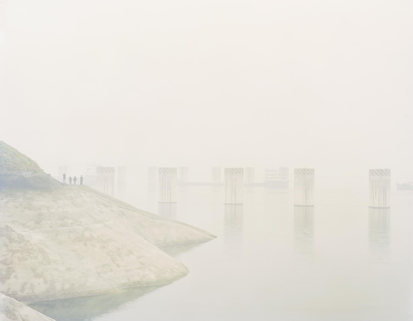 Drei-Schluchten-Damm, 2014 - Zhang Kechun (Farbfotografie der Landschaft)
Signiert und nummeriert auf der Rückseite
Archivierungs-Pigmentdruck

Erhältlich in drei Größen:
35 1/2 x 43 Zoll, Auflage: 7 + 1 AP
42 1/2 x 52 3/4 Zoll, Auflage: 5 + 1 AP
53