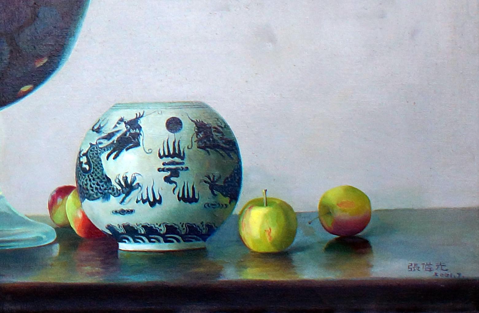 Vase en cristal avec des pommes - Huile sur toile - 2001 - Contemporain Painting par Zhang Wei Guang