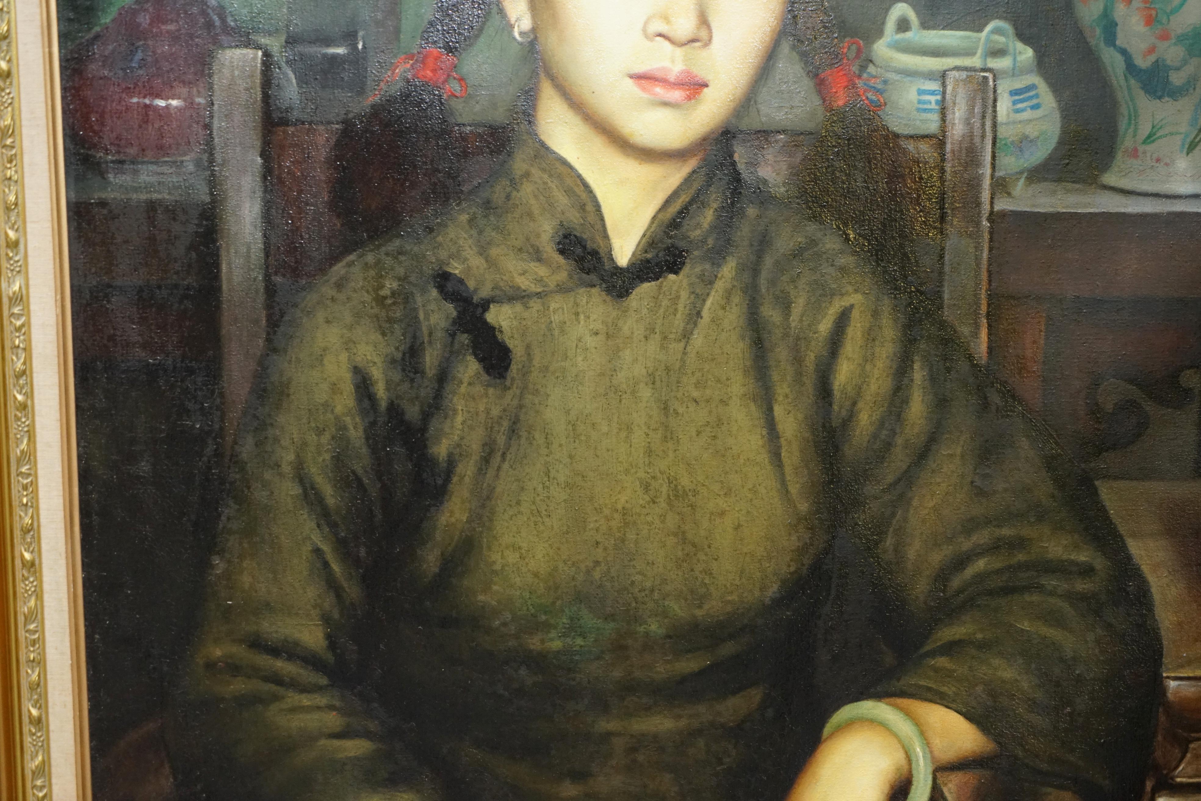 ZHANG YIZHI LARGE 117 X 98CM OIL ON CANvas PAINTED PORTRAiT OF A SEATED LADY (Chinesischer Export) im Angebot