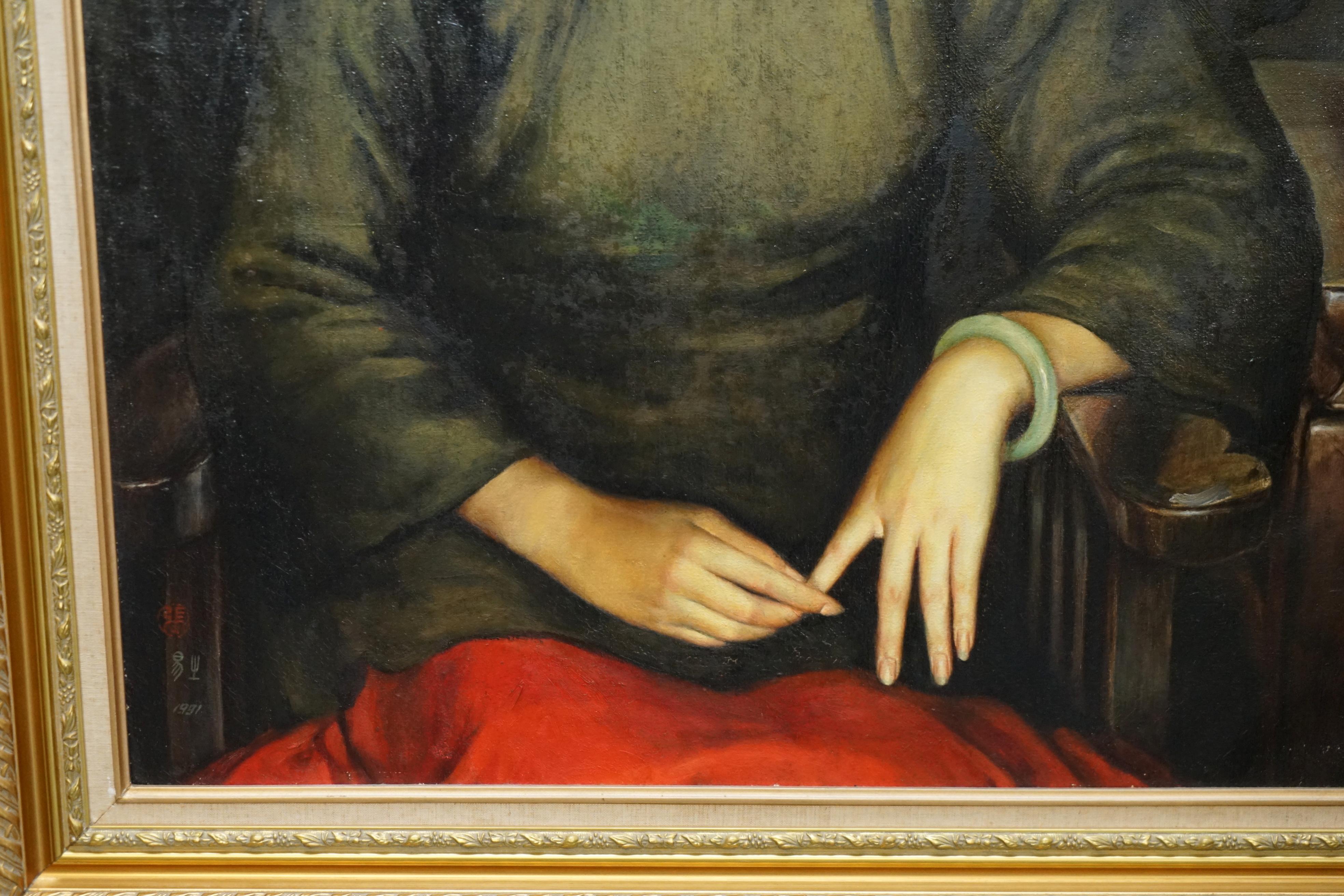 ZHANG YIZHI LARGE 117 X 98CM OIL ON CANvas PAINTED PORTRAiT OF A SEATED LADY (Handbemalt) im Angebot