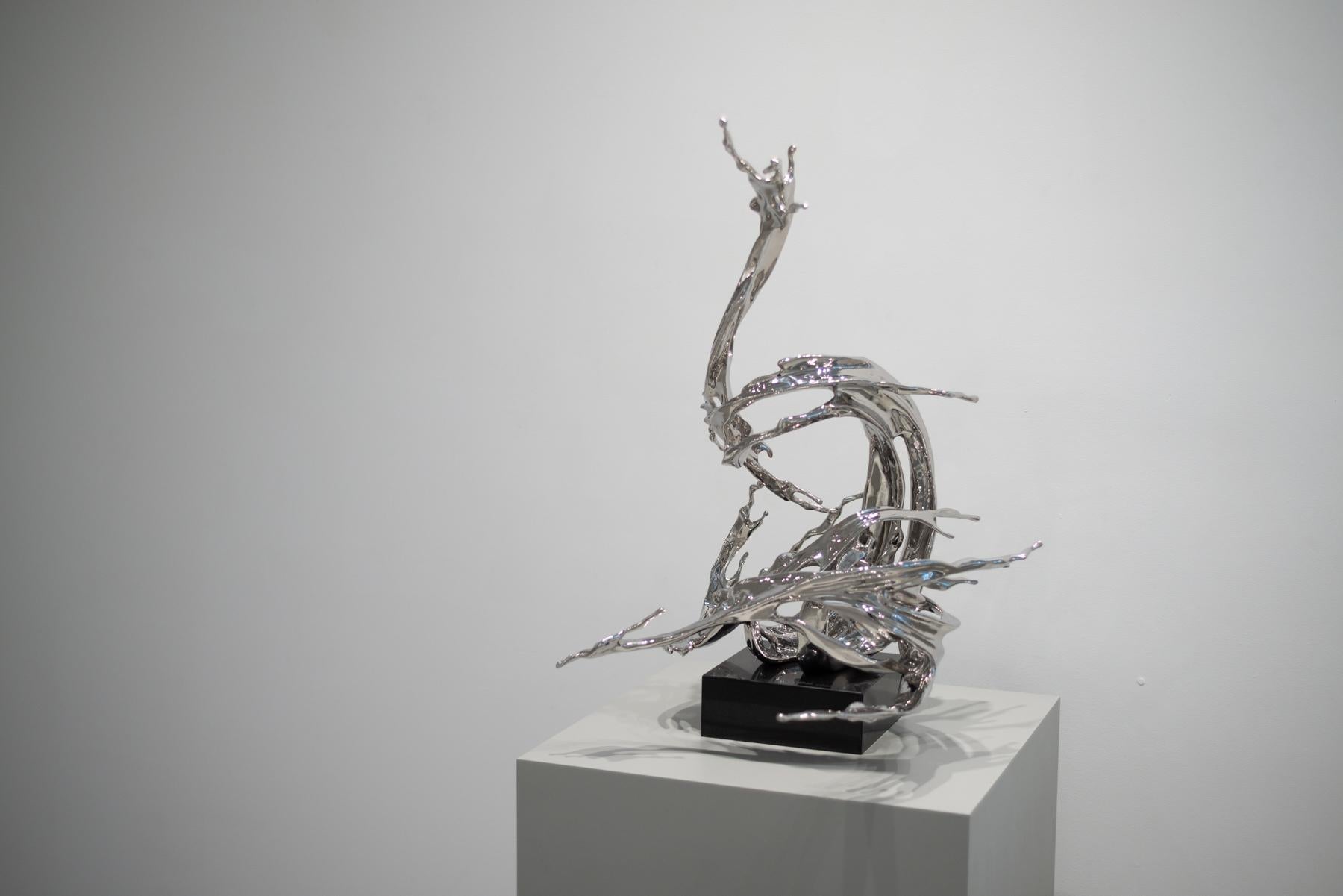 Petite sculpture chinoise contemporaine en acier inoxydable - Abstrait Sculpture par Zheng Lu