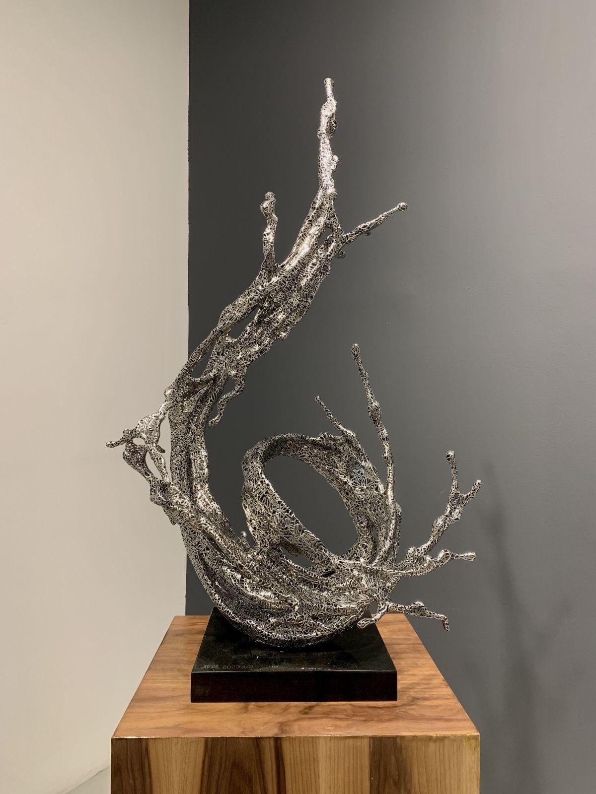 Contemporary Chinese calligraphic stainless steel sculpture - Sculpture by Zheng Lu