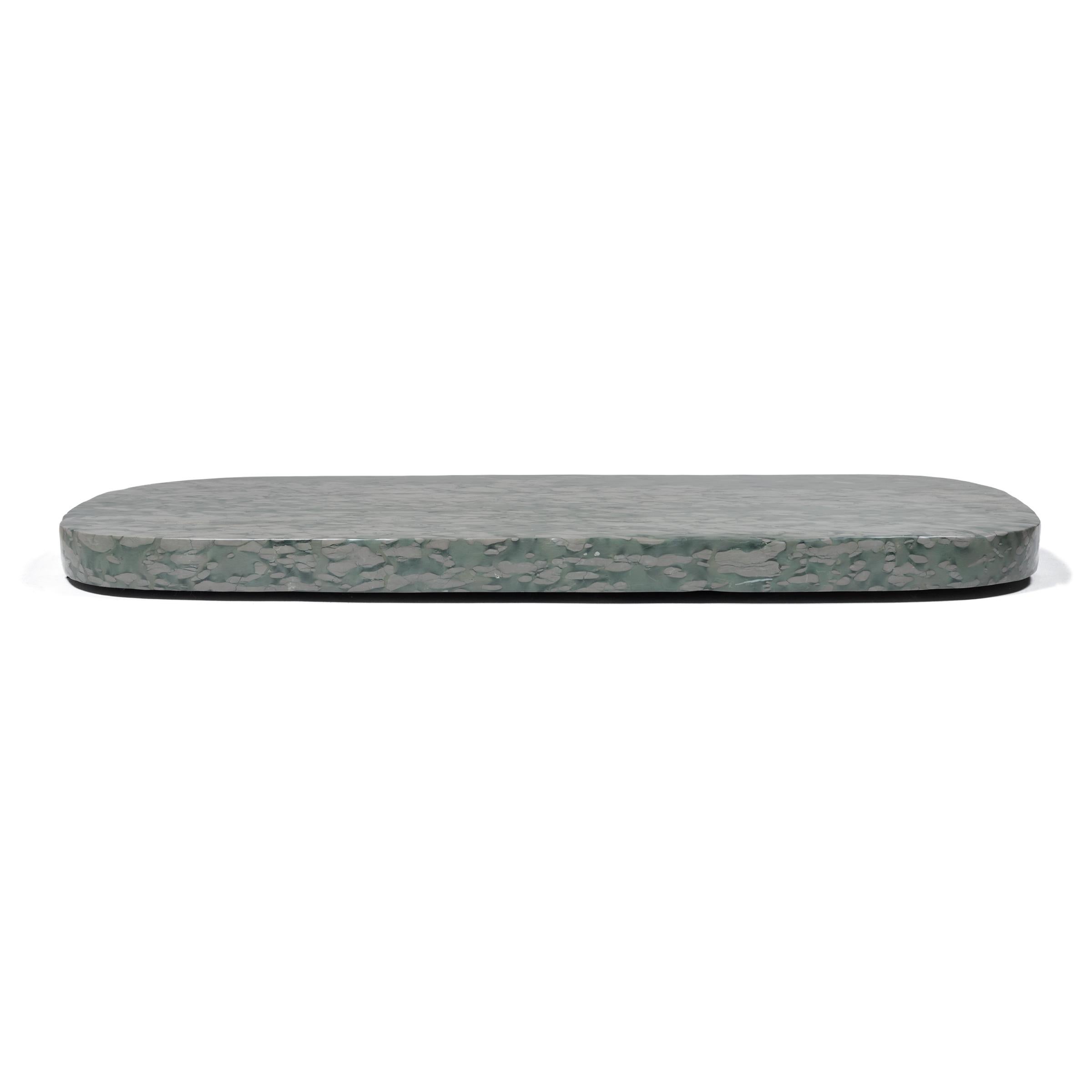 Cette dalle de pierre expansive est constituée de pierre zhenzhu, un conglomérat calcaire extrait du lac Tai dans la province de Jiangsu. Mouchetée de touches de couleur presque picturales, cette pierre recherchée était particulièrement prisée par