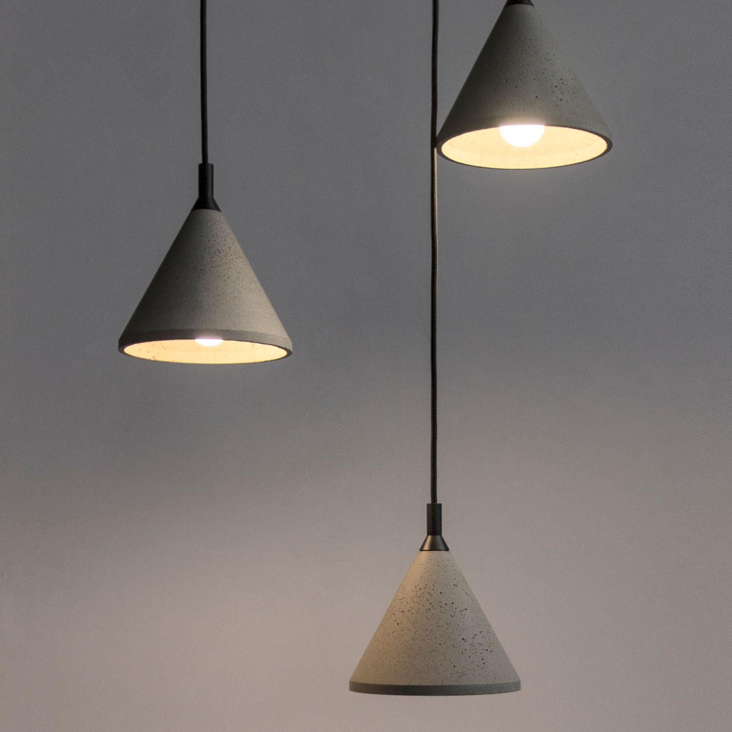 Illuminazione in cemento 'Zhong' progettata dallo studio cantonese Bentu Design

Dimensioni: Ø18 x 20 cm
Cavo: 2 metri nero
Sorgente luminosa: E27 Led 3W 100-240V 80Ra 200LM 3000K - Compatibile con il sistema elettrico statunitense.

 
I mobili di