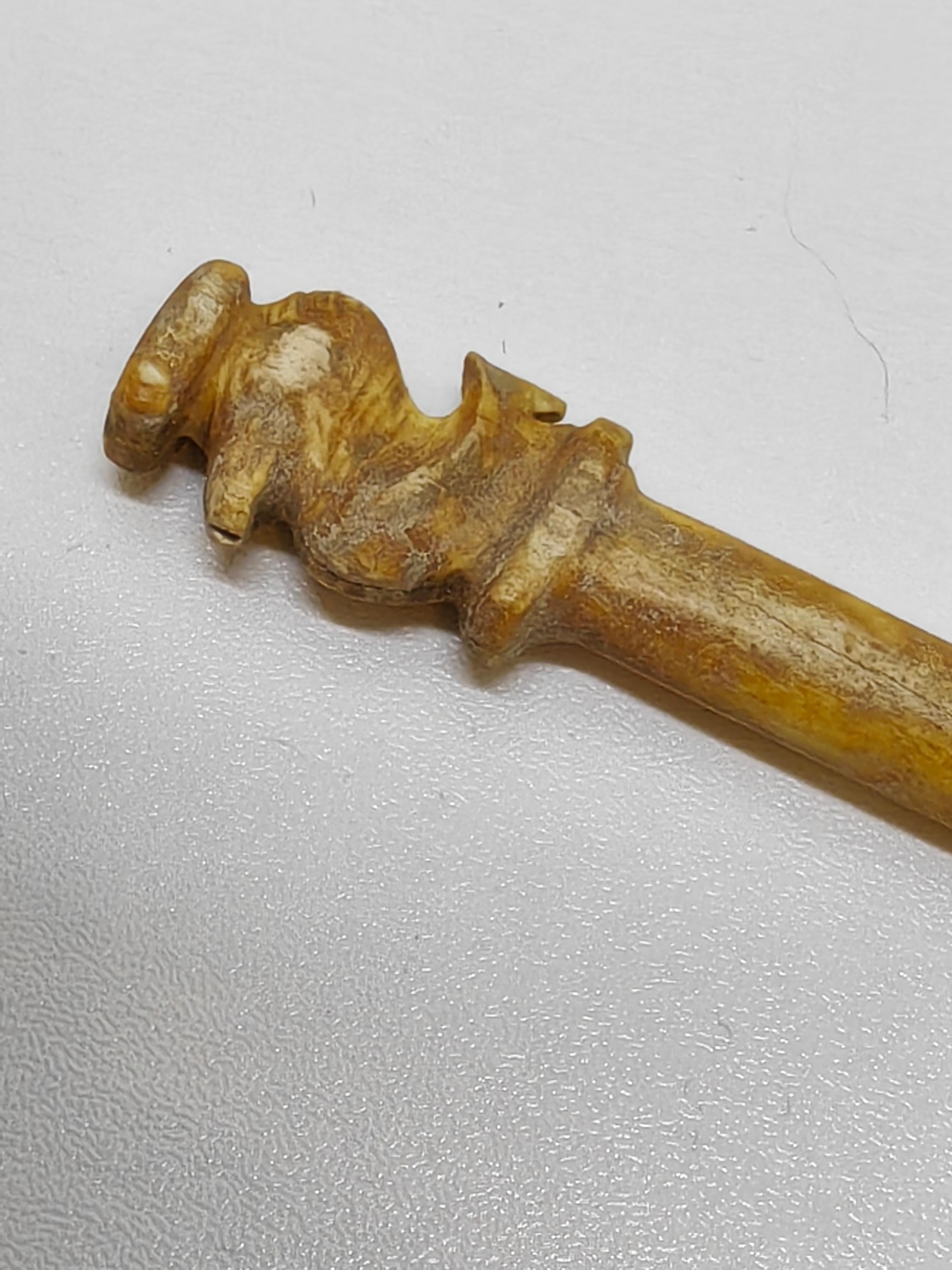 Zhou Dynasty Ancient China Vogelmotiv Ancient Chinese Bone Hair Pin (Empire) im Angebot