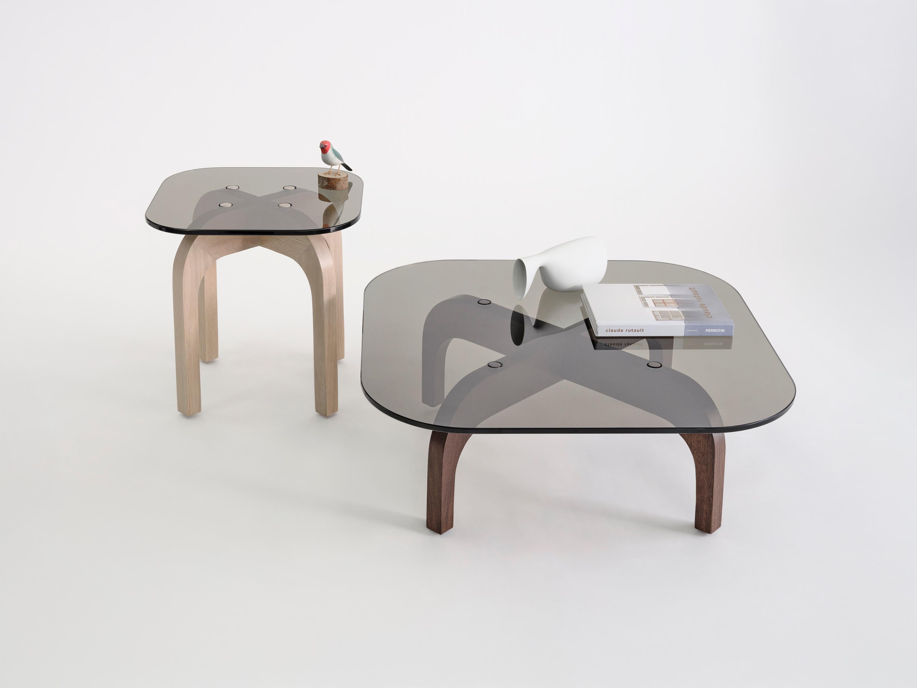 Minimalistisch in der Form, reich an Details - die Ziba-Tische verschmelzen
klare Geometrie mit handwerklichem Können. Jede Oberfläche ist mit Glas oder Stein verkleidet und steht auf einem skulpturalen Holzsockel, der mit sichtbaren Dübeln