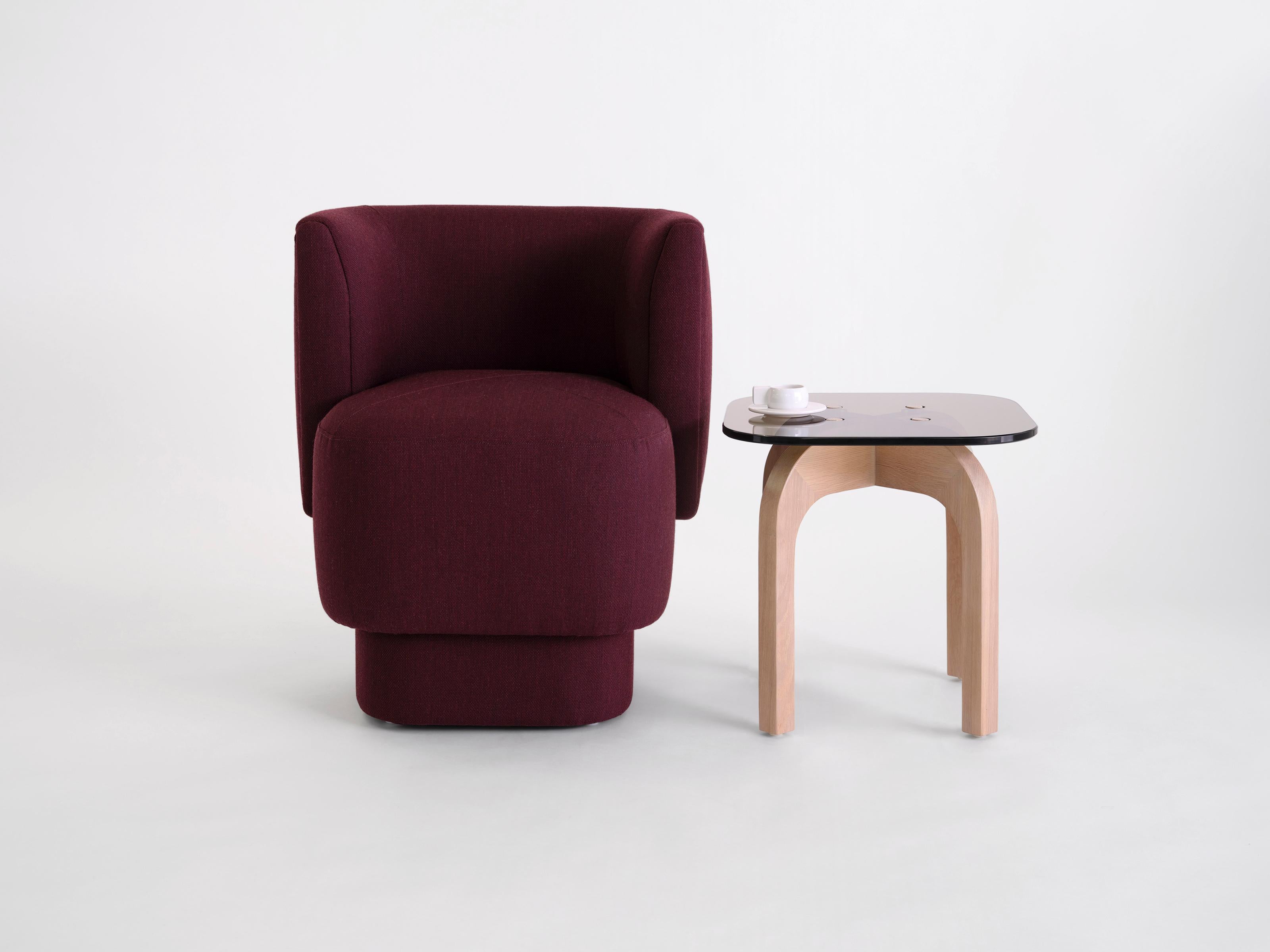 Minimalistisch in der Form, reich an Details - die Ziba-Tische verbinden klare Geometrie mit handwerklichem Können. Jede Oberfläche ist mit Glas oder Stein verkleidet und steht auf einem skulpturalen Holzsockel, der mit sichtbaren Dübeln verbunden