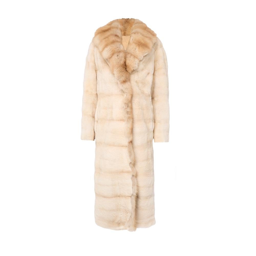 Entra nel lusso e nella raffinatezza più assoluta con questo cappotto di pelliccia di zibellino beige vintage, abbinato a un cappello di pelliccia coordinato. Il design reversibile del cappotto offre versatilità, mentre la pelliccia di peluche