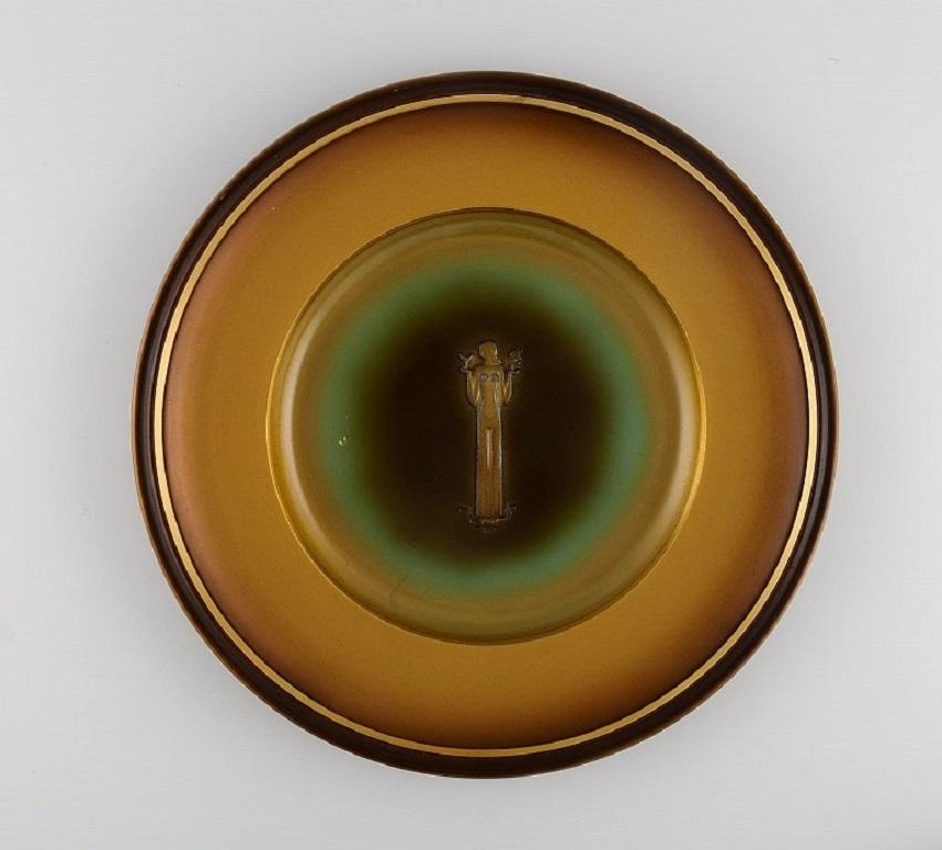 Zicu, Sweden. Two Art Deco dishes / bowls in patinated metal. 
Woman and face in relief. Mid-20th century.
Largest measures: 29.5 x 2.5 cm.
In excellent condition.
Sticker. 
 