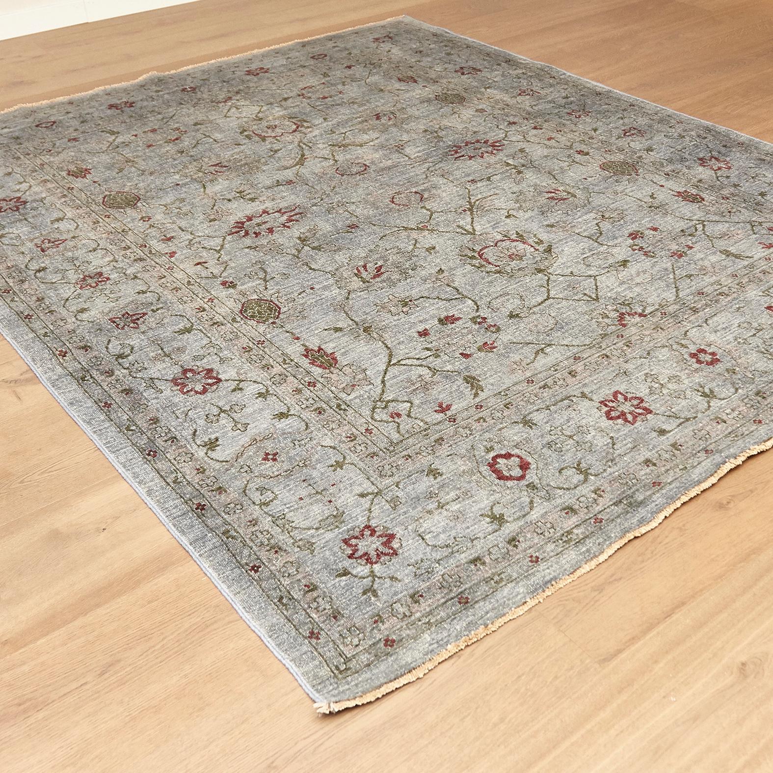Ziegler rug made in Pakistan, circa 2000.

Hand knotted.
Stone washed

Measures: 235 x 291.

70966.