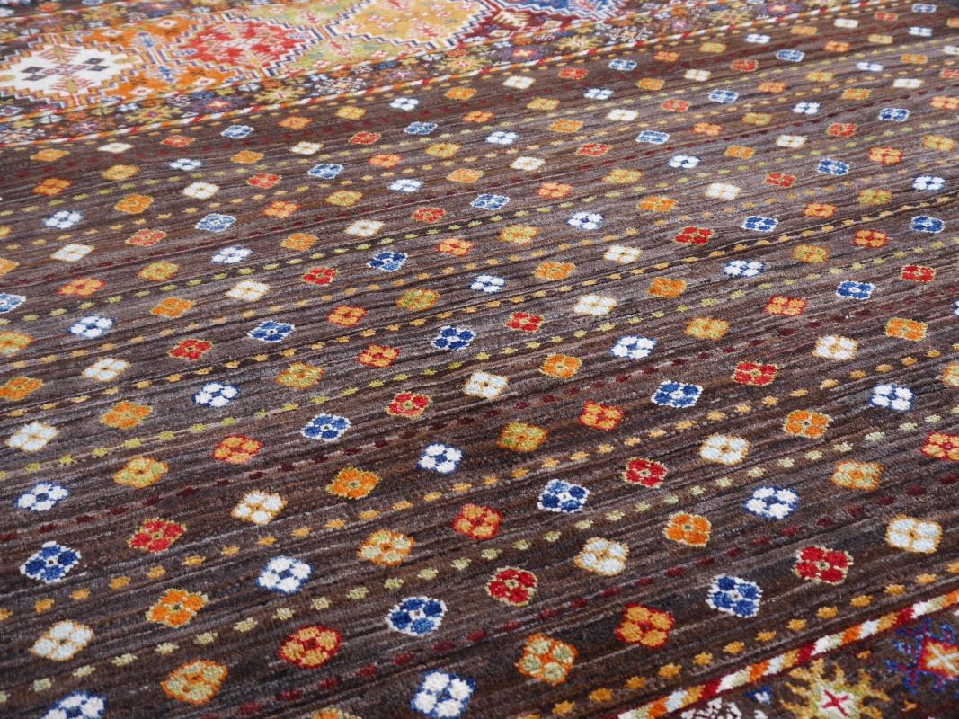 Tapis Ziegler rayé noué à la main design tribal Djoharian Collection en vente 5