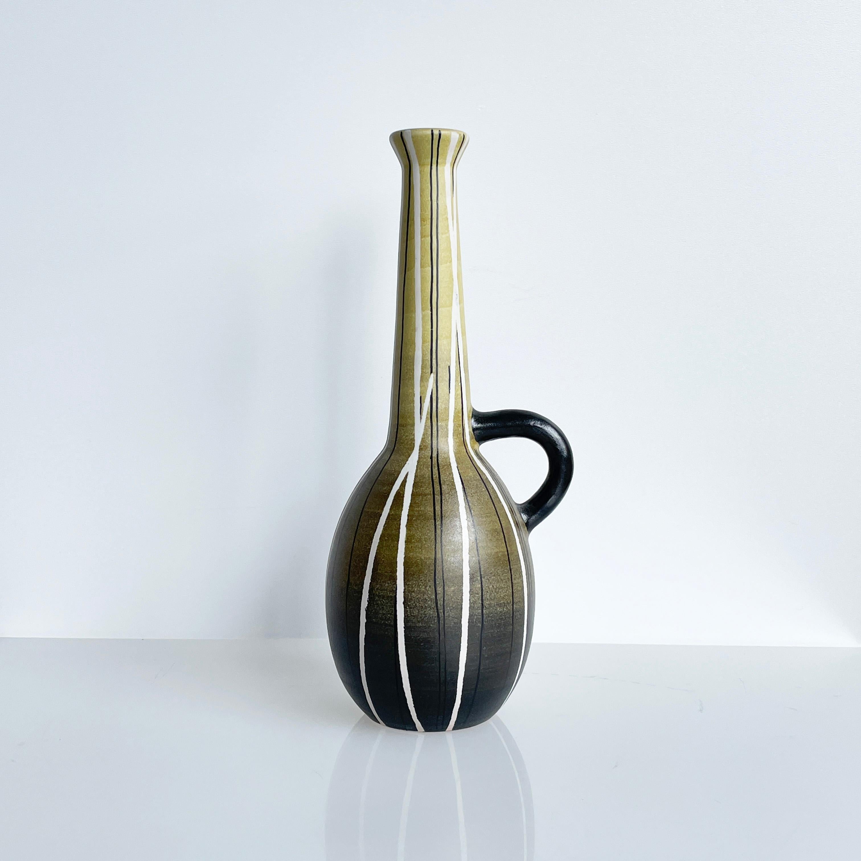 Vase en céramique Ziegler Schaffhausen des années 1950 - Wollfadendekor No. 1564/1
Produit par Ziegler Schaffhausen Keramik, Suisse.
Numérotée sur la base avec l'étiquette d'origine du fabricant.
En excellent état, sans ébréchures ni fissures.
