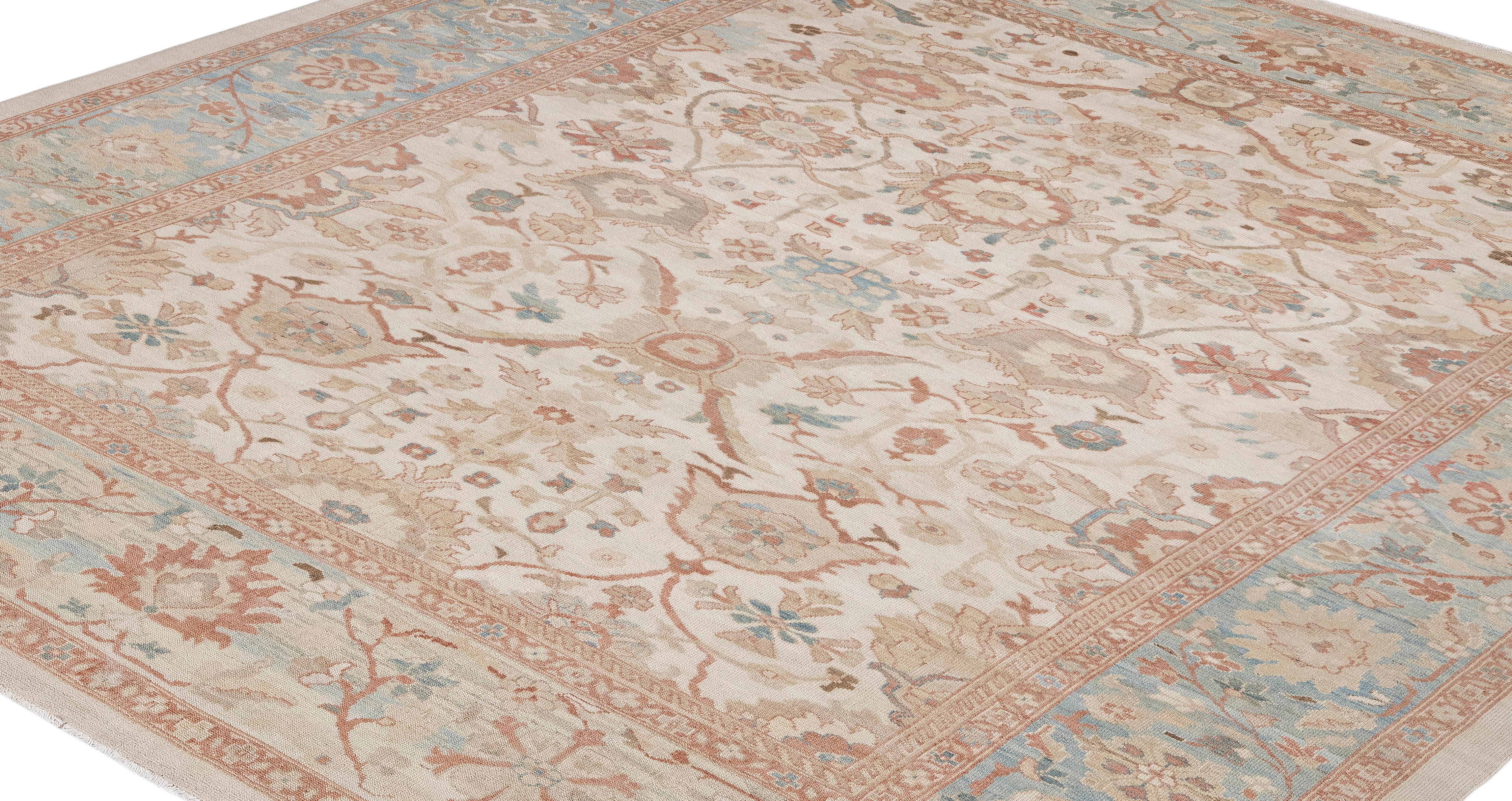 Dieser im Iran gefertigte Teppich gehört zur berühmten Ziegler Sultanabad Tradition. 1875 begann die anglo-schweizerische Firma Ziegler & Co. mit der Produktion von Teppichen in Westpersien und verband dabei persisches Handwerk mit westlichem