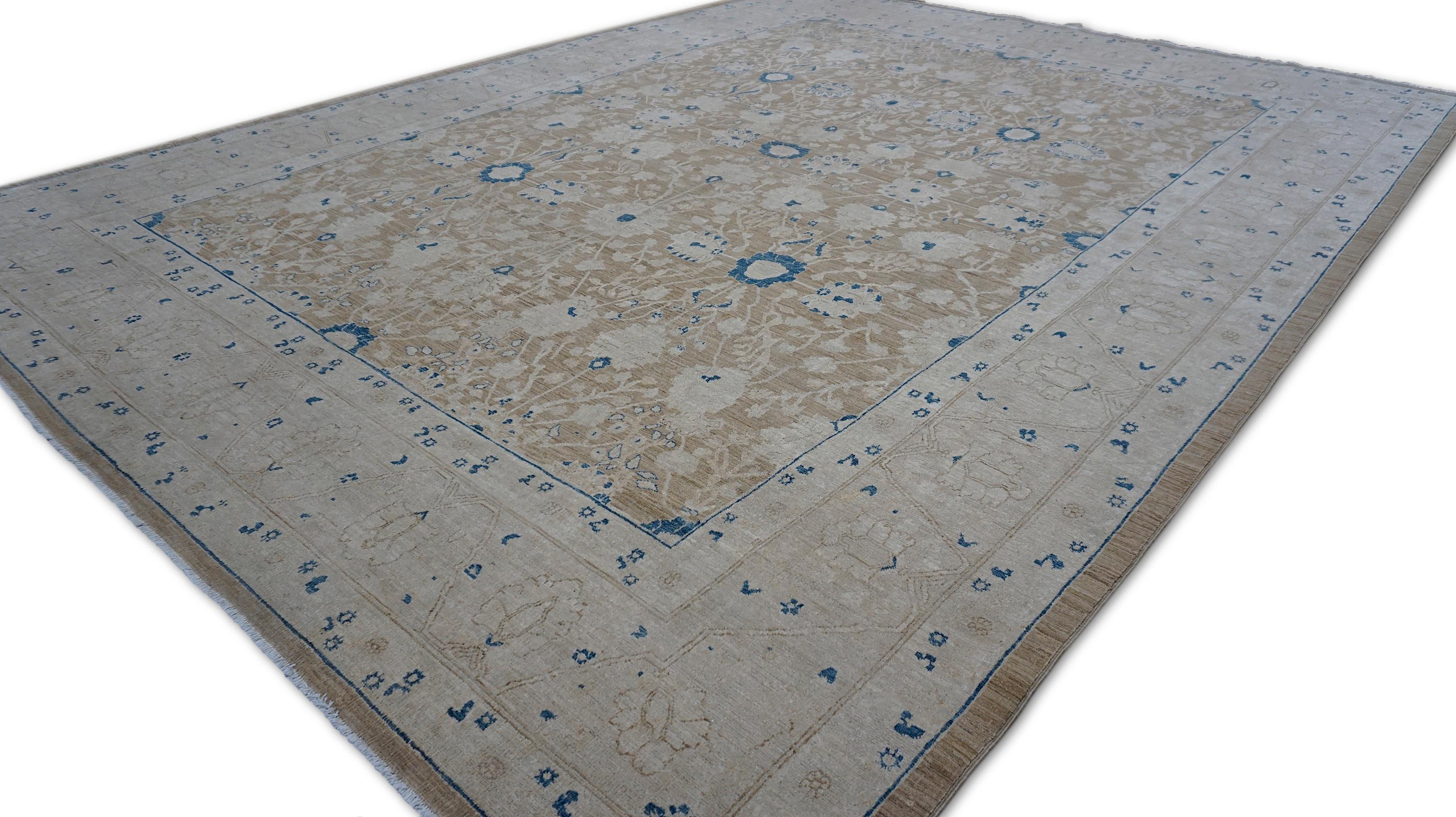 Ce tapis en laine noué à la main s'inspire de l'élégance intemporelle des tapis Eleg Sultanabad, célèbres pour leurs motifs à grande échelle et leurs palettes de couleurs harmonieuses. Fabriqué dans un beige doux avec des accents de bleu sourd et de