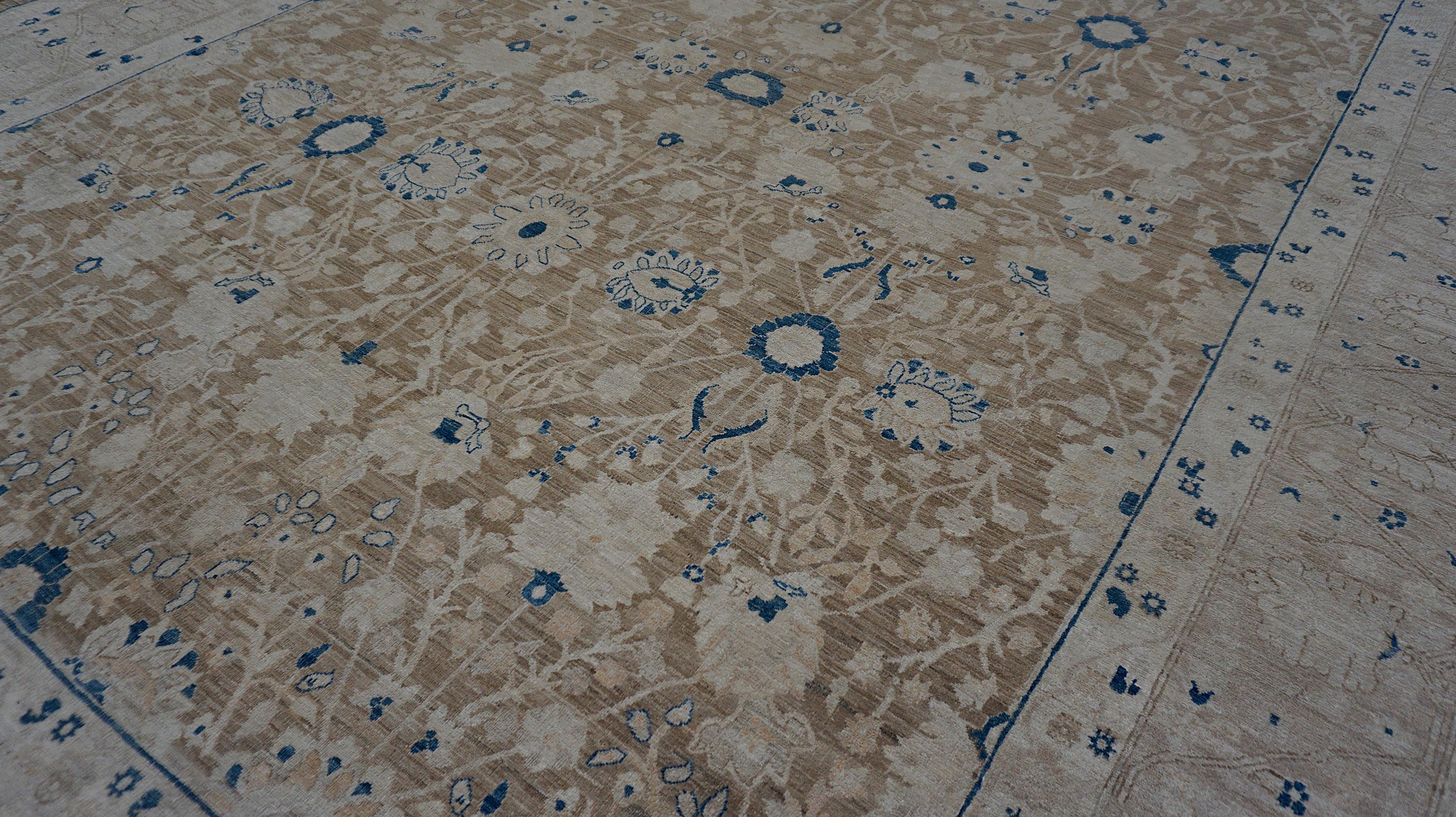 Ziegler Sultanabad-Inspired Wool Rug in Beige Brown and Blue 9' x 12 en vente 1