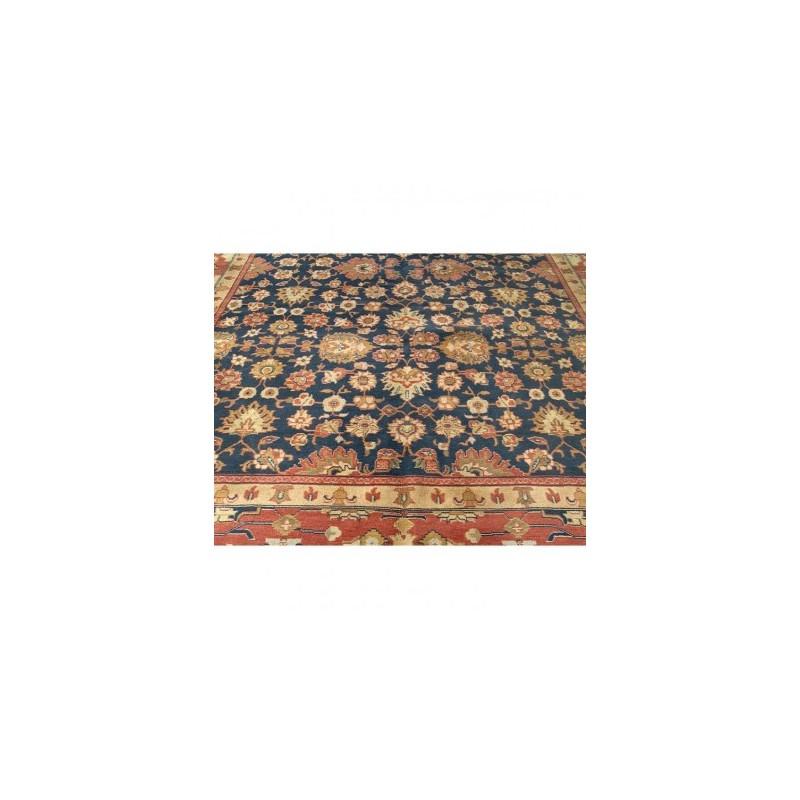 Ziegler Turkish Rug Design of centerless palmette flowers on a blue background in the central field.
- The rest of the decorative elements follow linked patterns of floral figures and palmettes.
- Highlight the use of red in its border and beige its