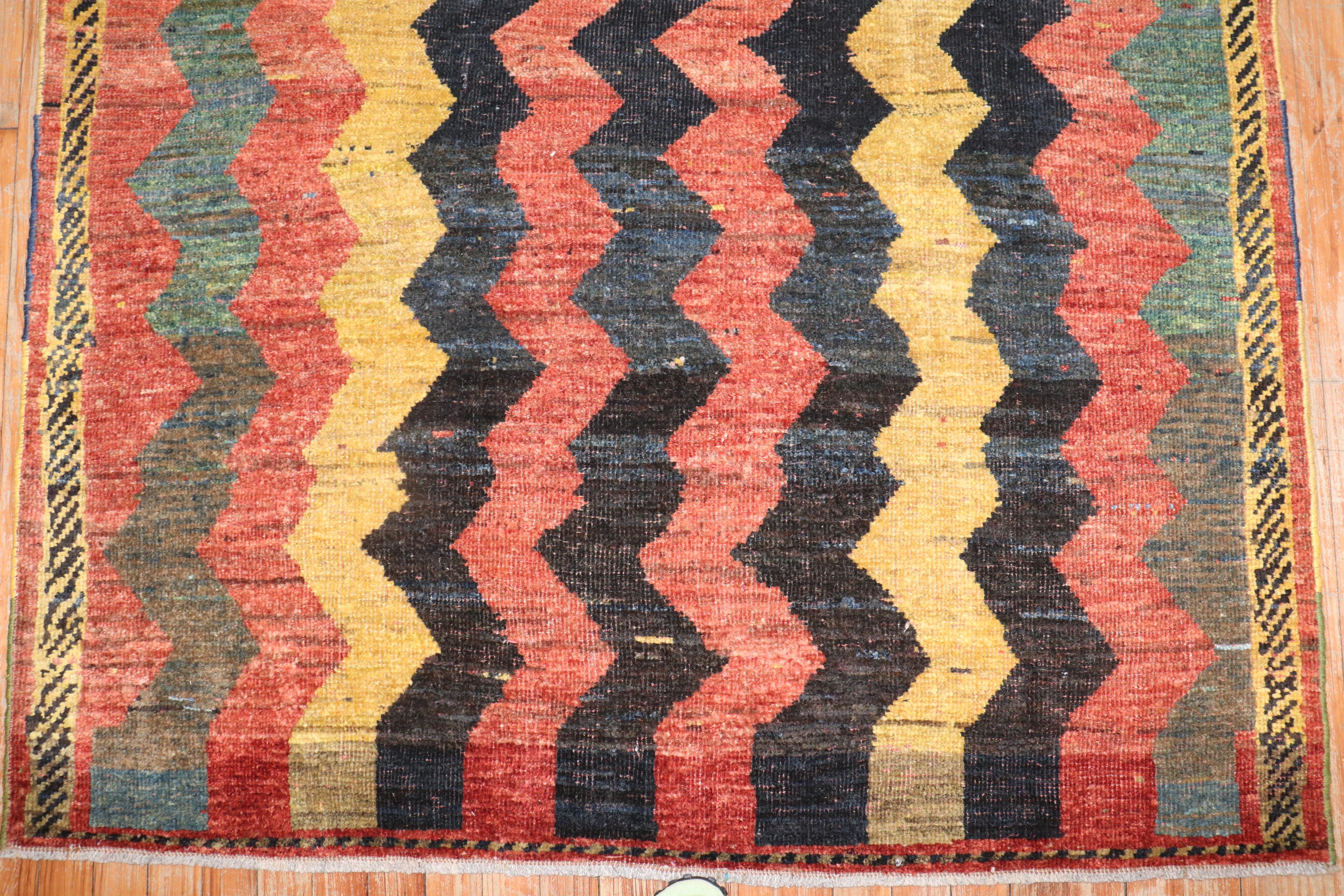 ein persischer Gabbeh-Teppich aus dem 3. Quartal des 20. Jahrhunderts mit einem wellenförmigen Zick-Zack-Muster

Größe	3' 5