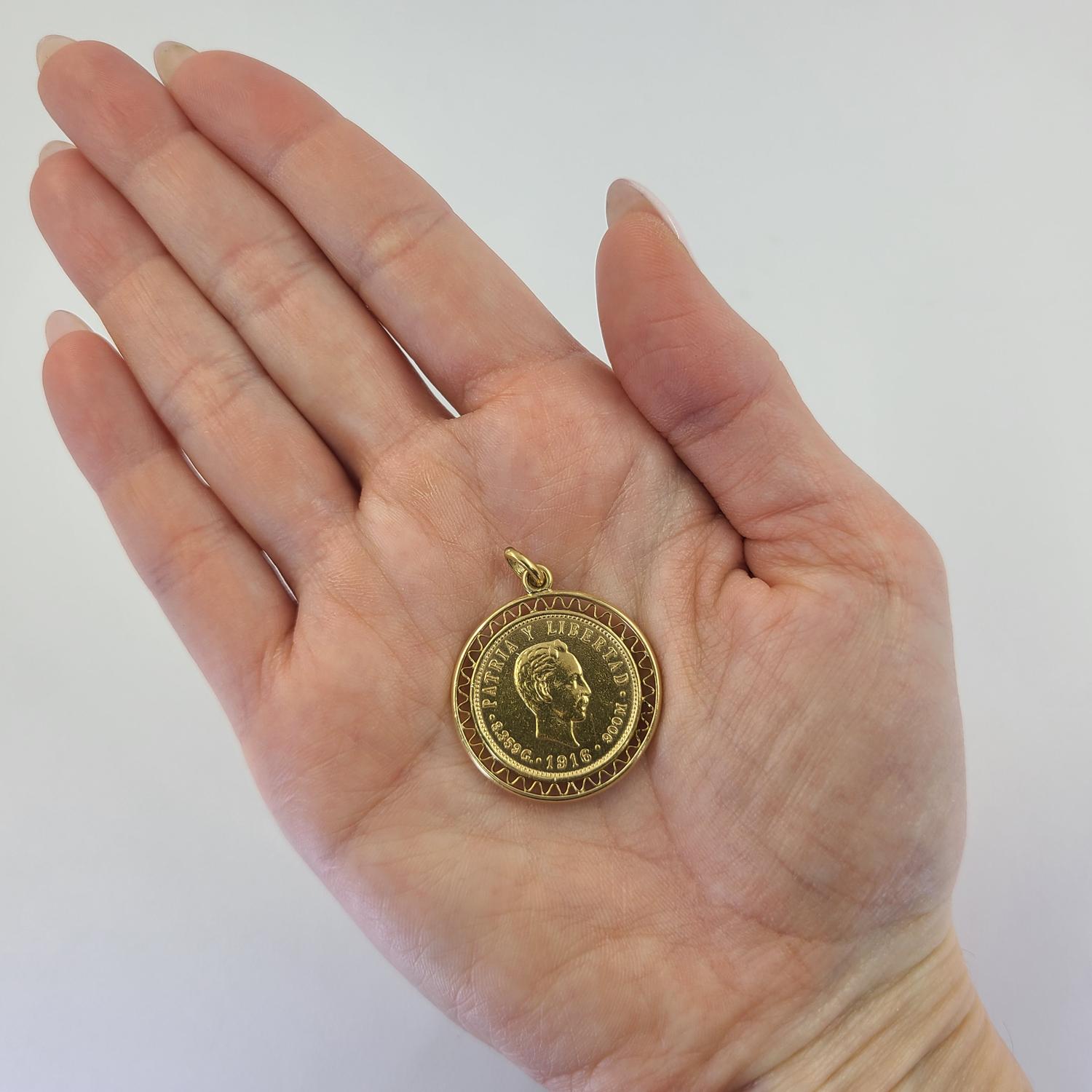 Pendentif en or jaune 18 carats avec lunette en zig-zag représentant un 5 Peso cubain en or jaune 22 carats datant de 1916. 1,4 pouces de long, y compris la balle. Le poids fini est de 10,8 grammes.
