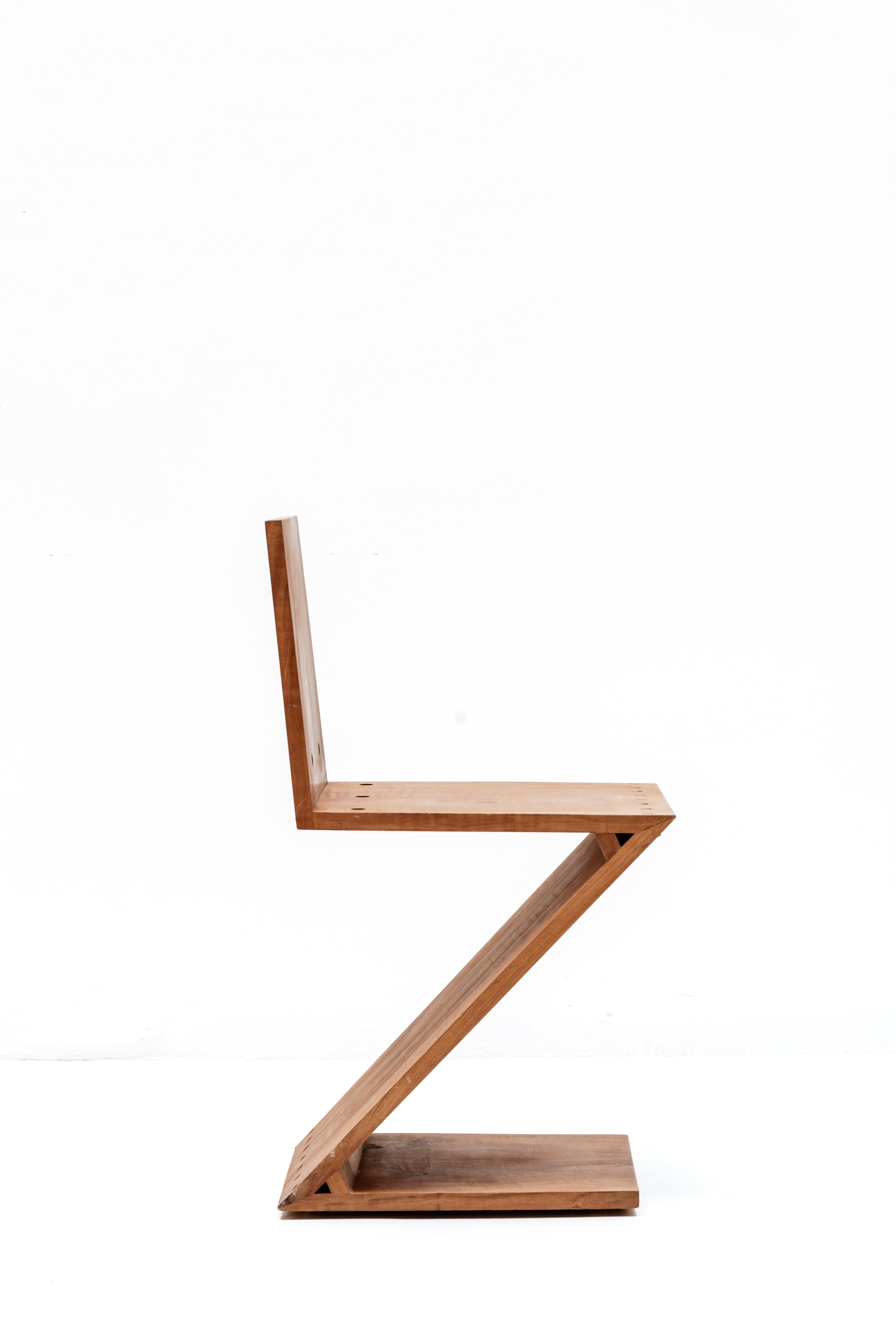 Zick-Zack-Stuhl entworfen von Gerrit Rietveld, Ulme, ca. 1960 Niederlande, Europa (Mitte des 20. Jahrhunderts) im Angebot