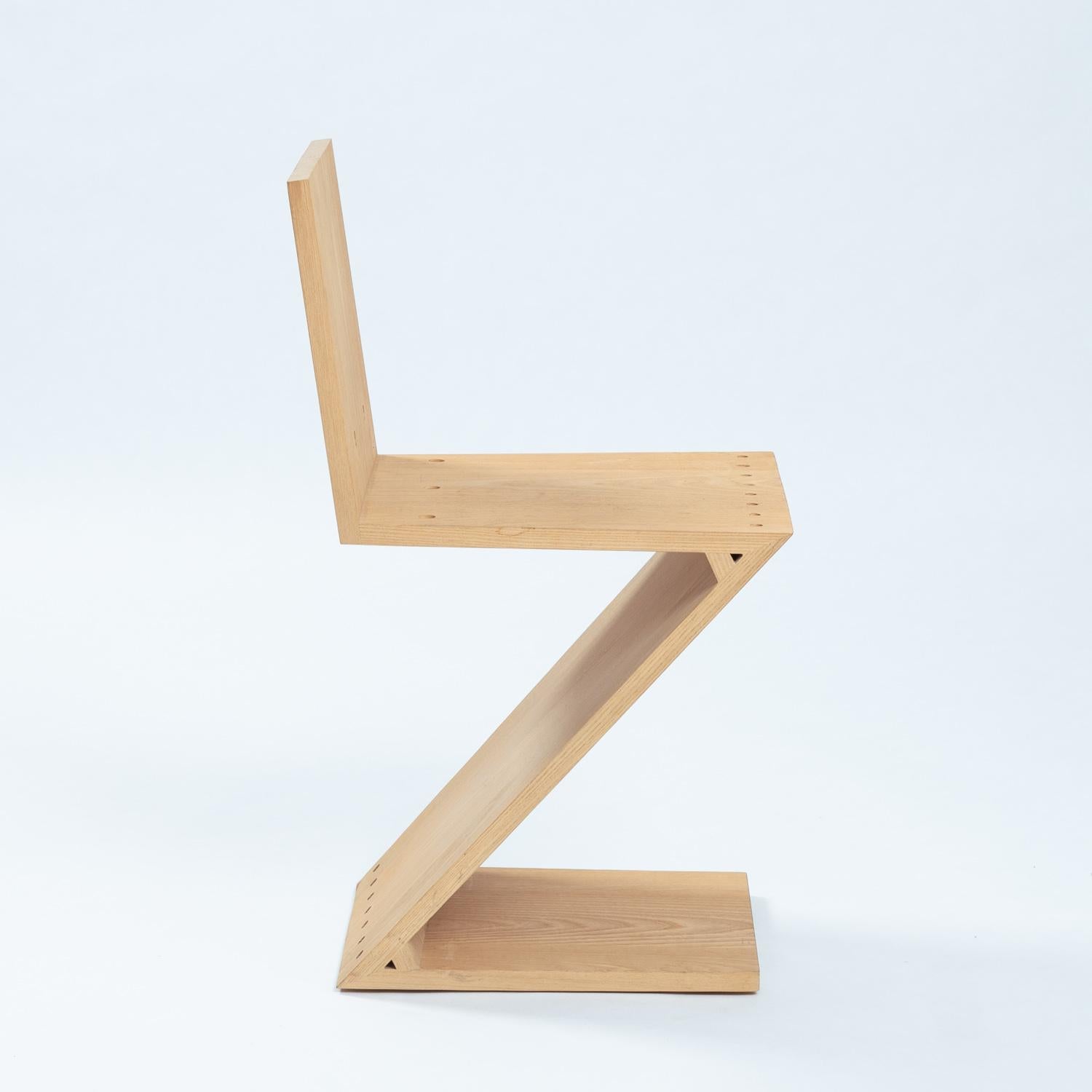 Chaise Zig zag au design de Gerrit Rietveld, années 1980 en vente 2