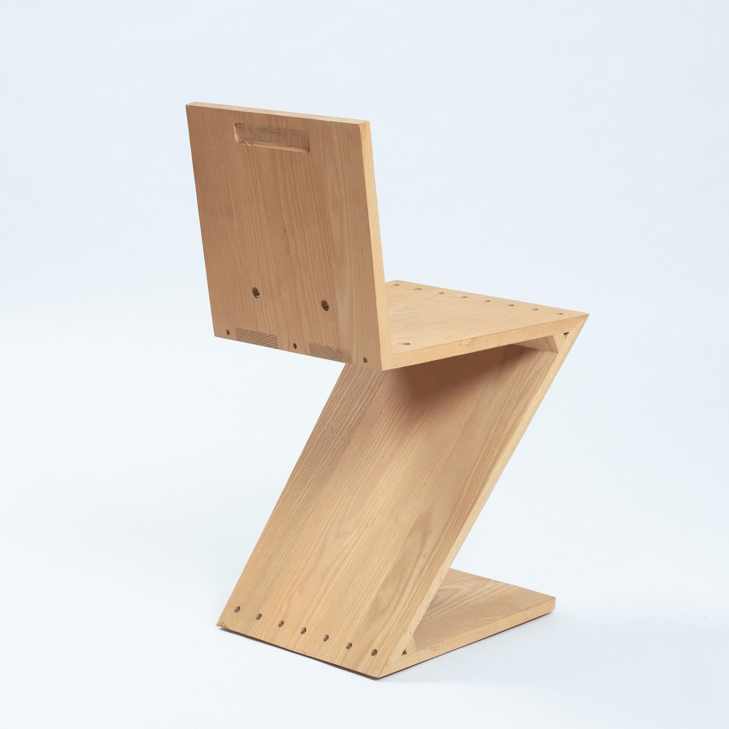 Chaise Zig zag au design de Gerrit Rietveld, années 1980 en vente 3