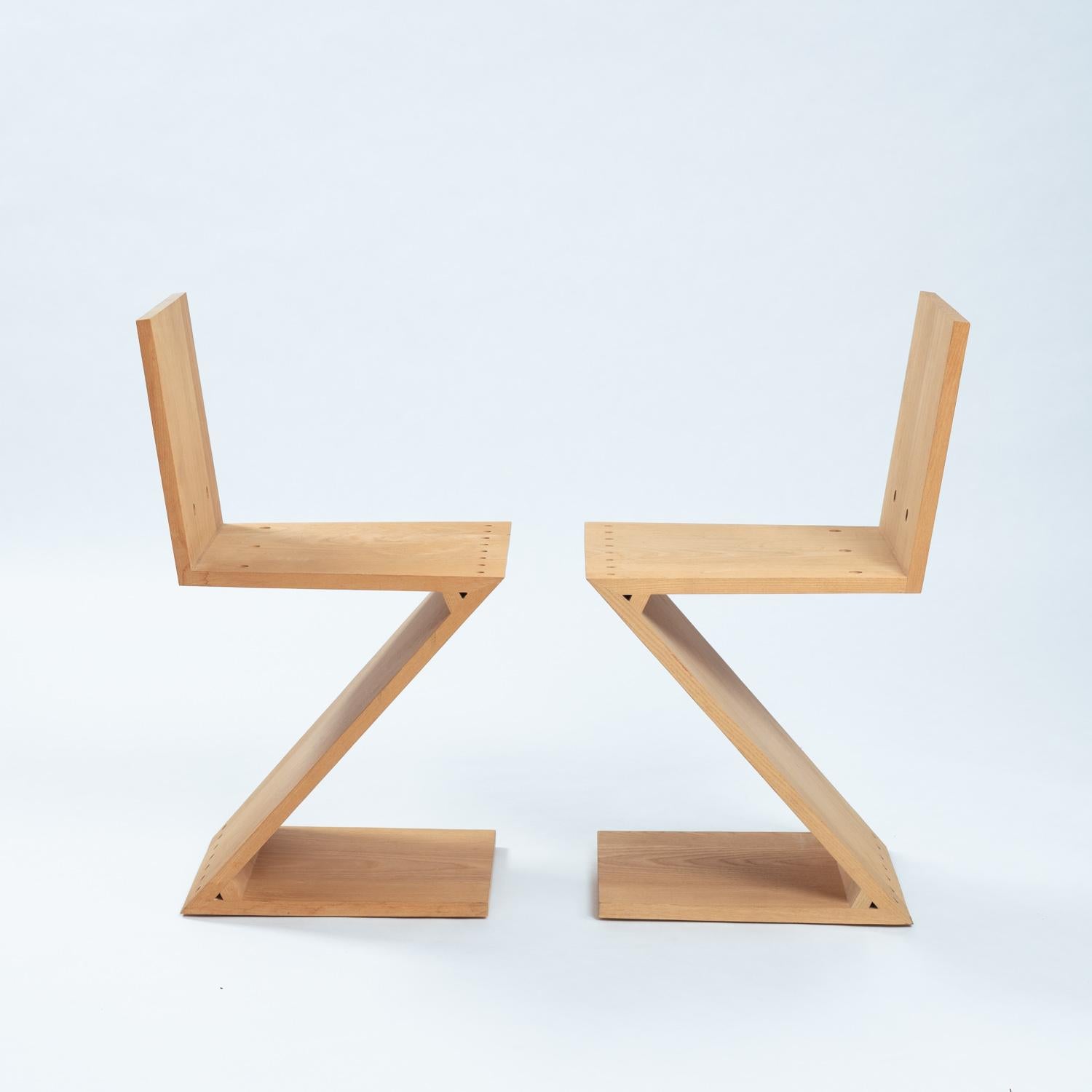 Un ensemble de deux chaises Zig Design/One exécutées selon le design original de 1934 et fabriquées par un menuisier inconnu. 

Les chaises de ce type sont très recherchées par les architectes d'intérieur ainsi que par les amateurs du mouvement 
